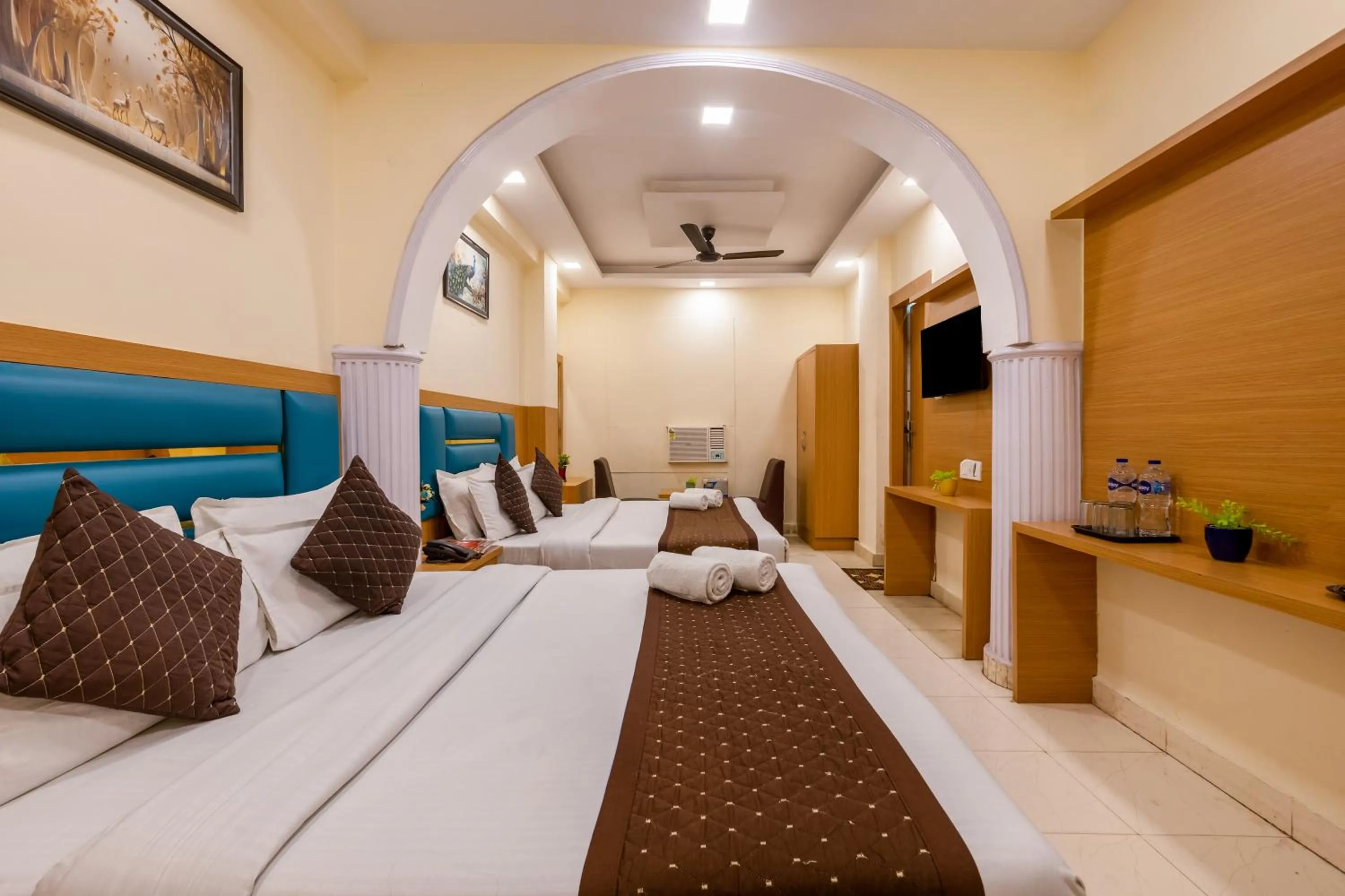 Photo of the whole room, Bed in Hotel Ashoka Continental Near New Delhi Railway station