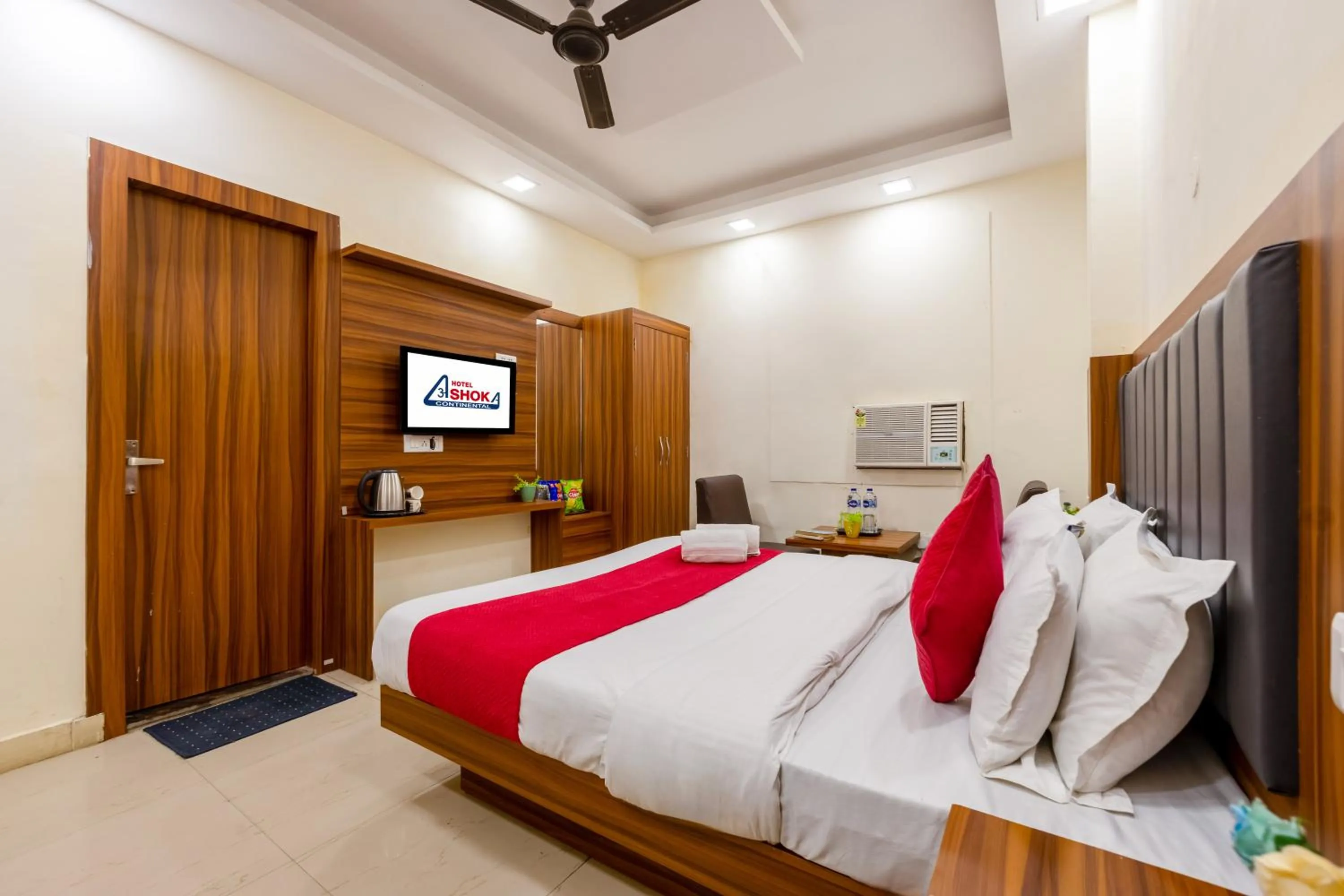 Photo of the whole room, Bed in Hotel Ashoka Continental Near New Delhi Railway station