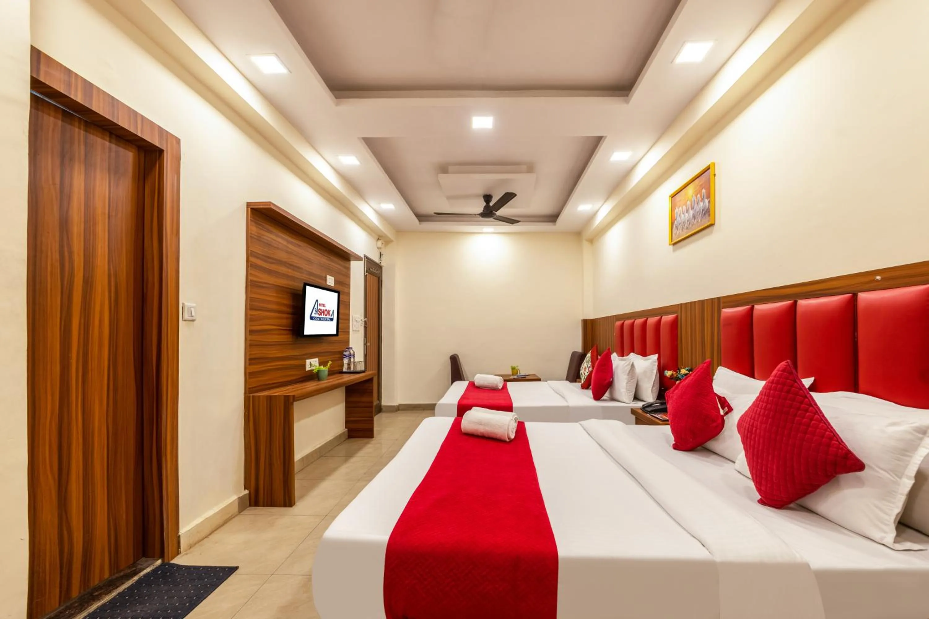 Photo of the whole room, Bed in Hotel Ashoka Continental Near New Delhi Railway station