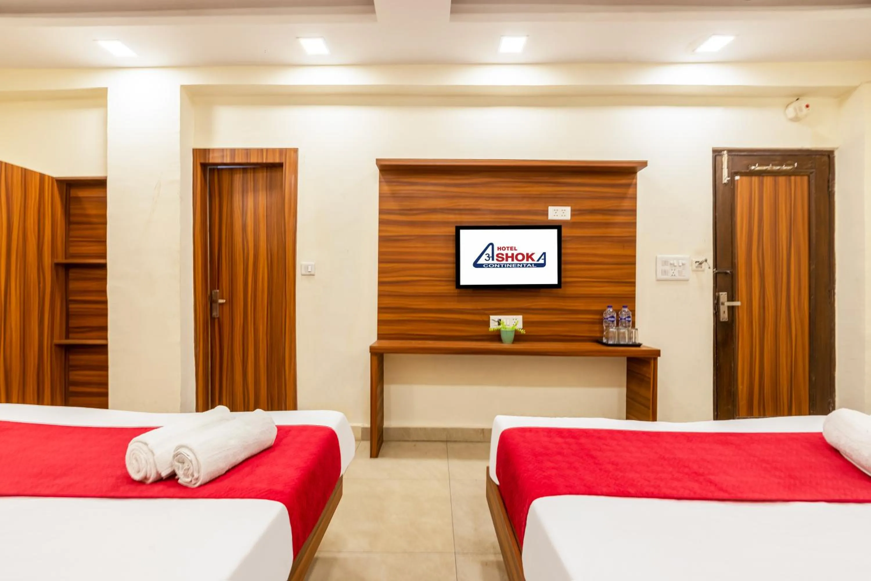 Photo of the whole room, Bed in Hotel Ashoka Continental Near New Delhi Railway station