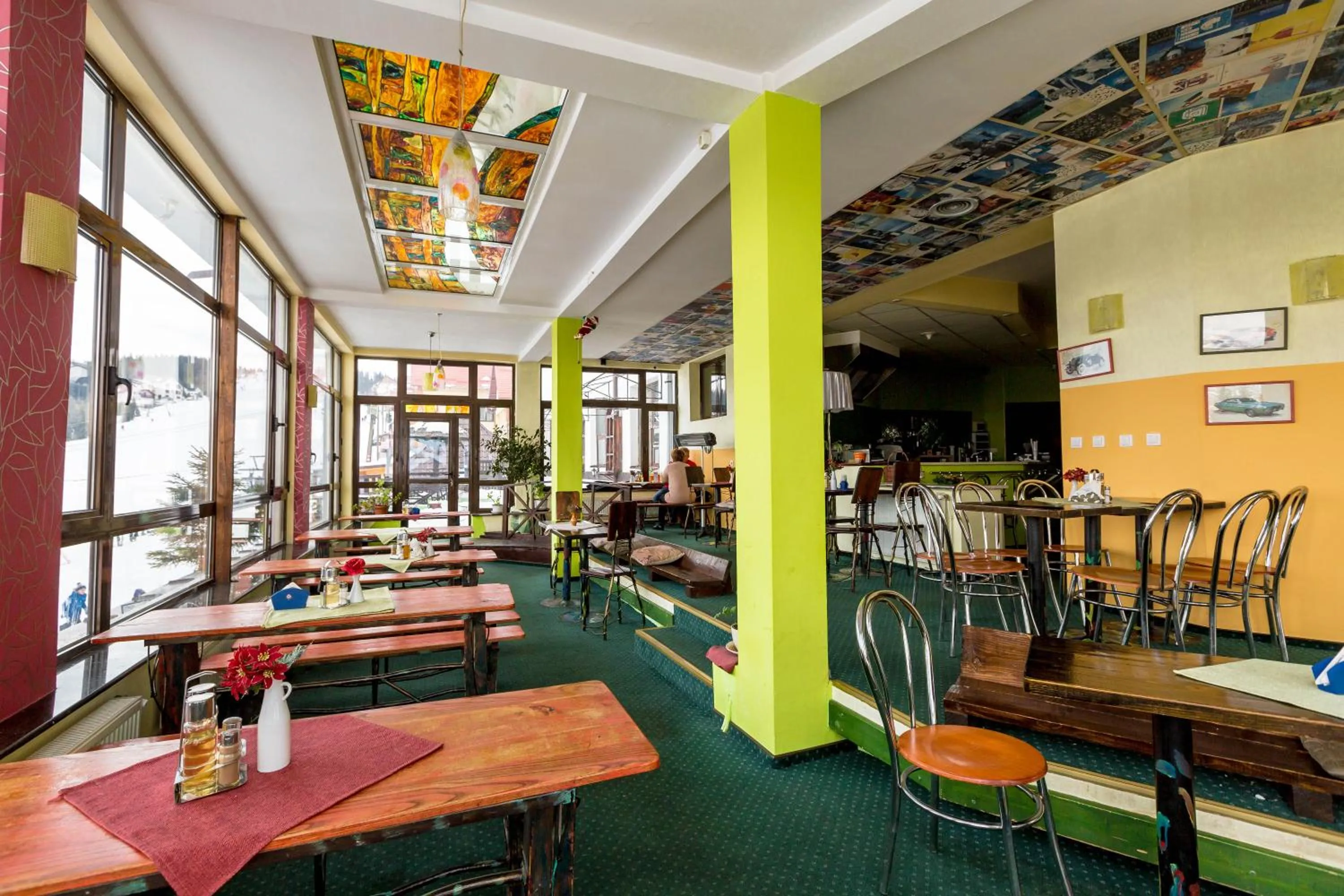 Restaurant/places to eat in Hotel Onix