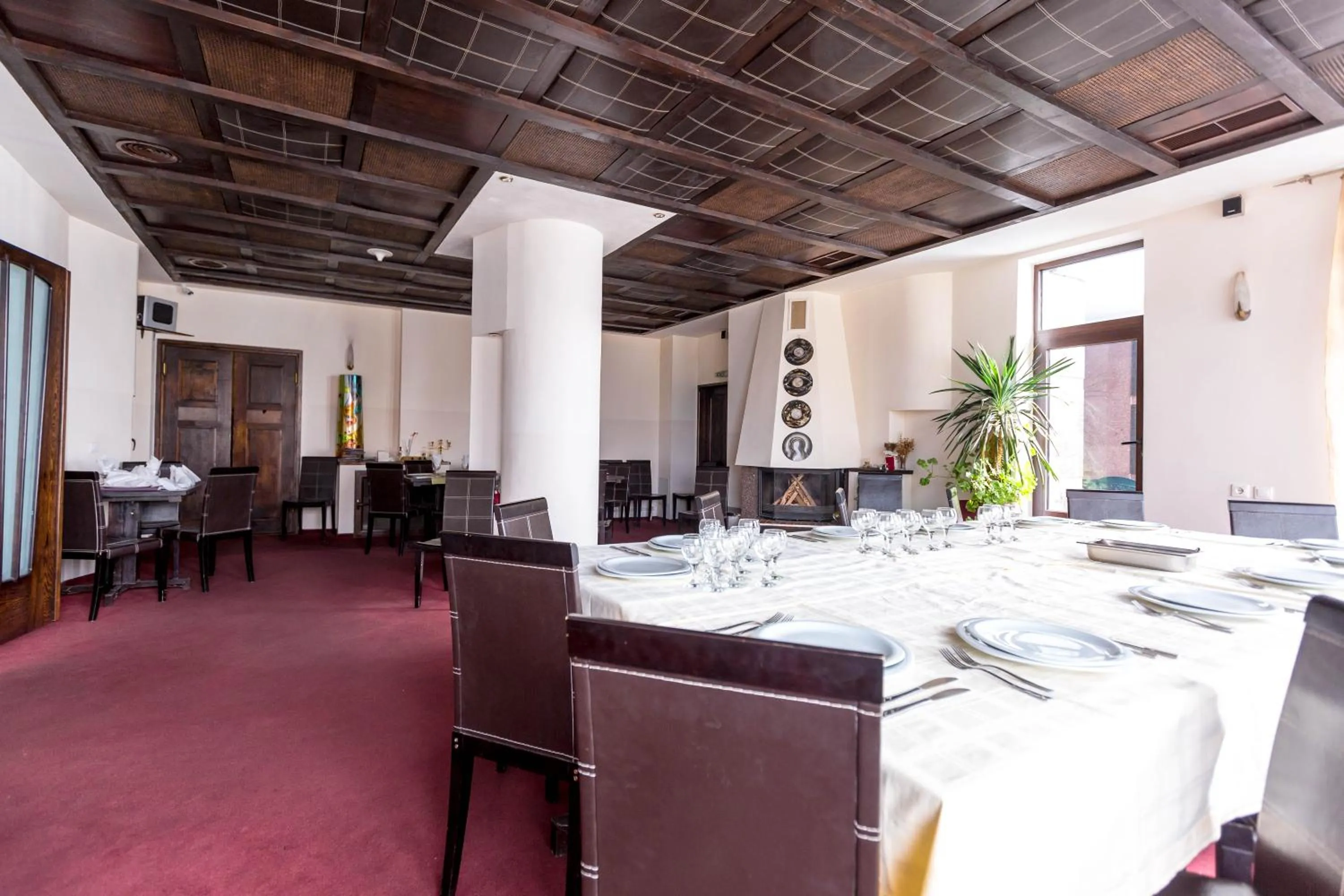 Restaurant/places to eat in Hotel Onix