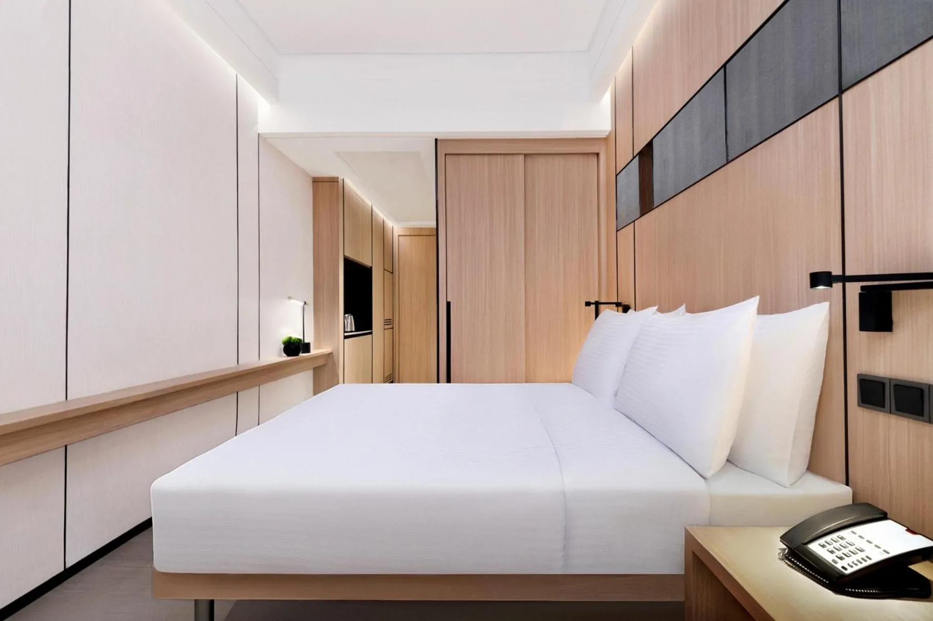 View (from property/room), Bed in Harbour Plaza Metropolitan Shanghai