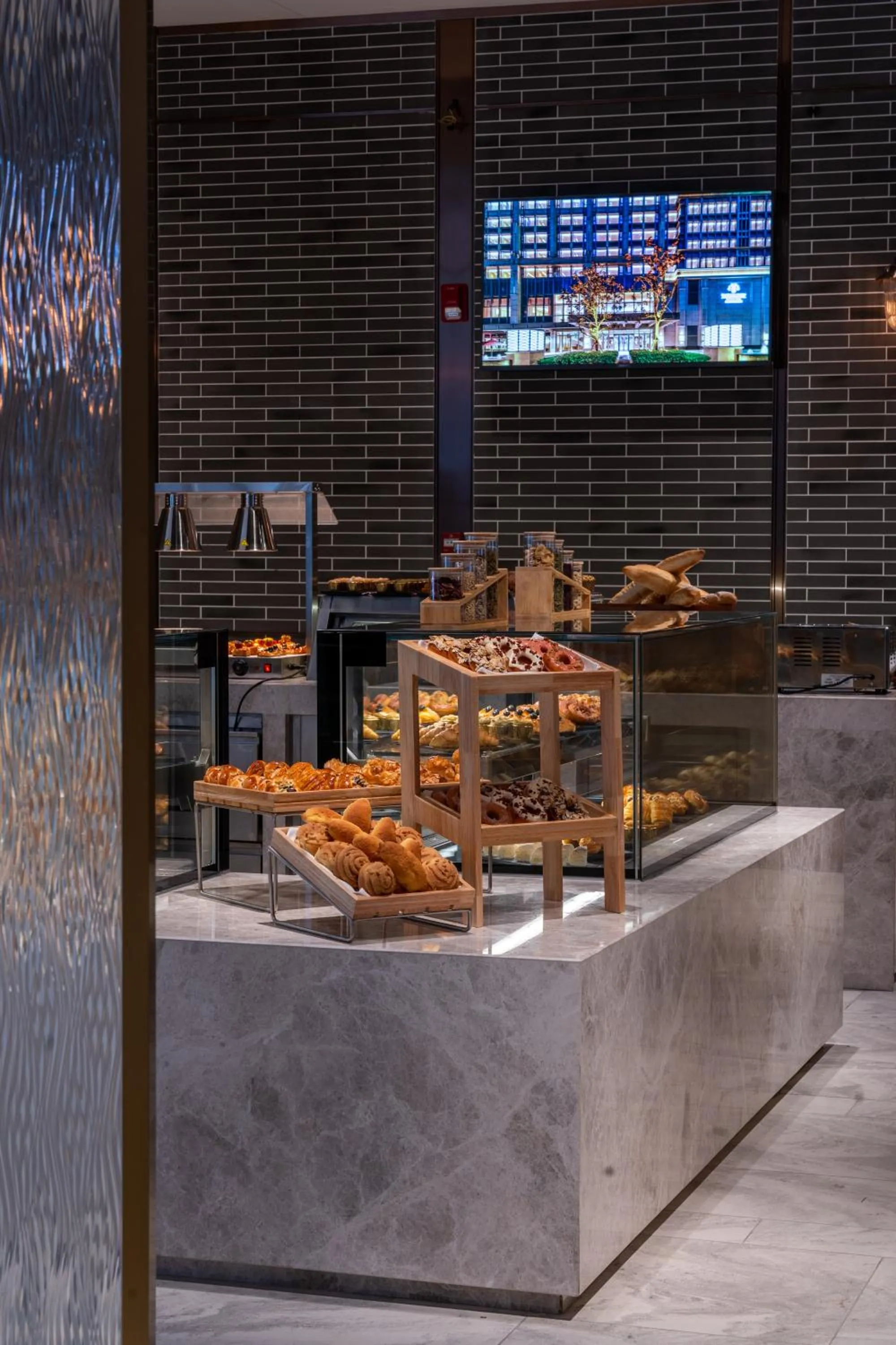 Restaurant/places to eat in Harbour Plaza Metropolitan Shanghai