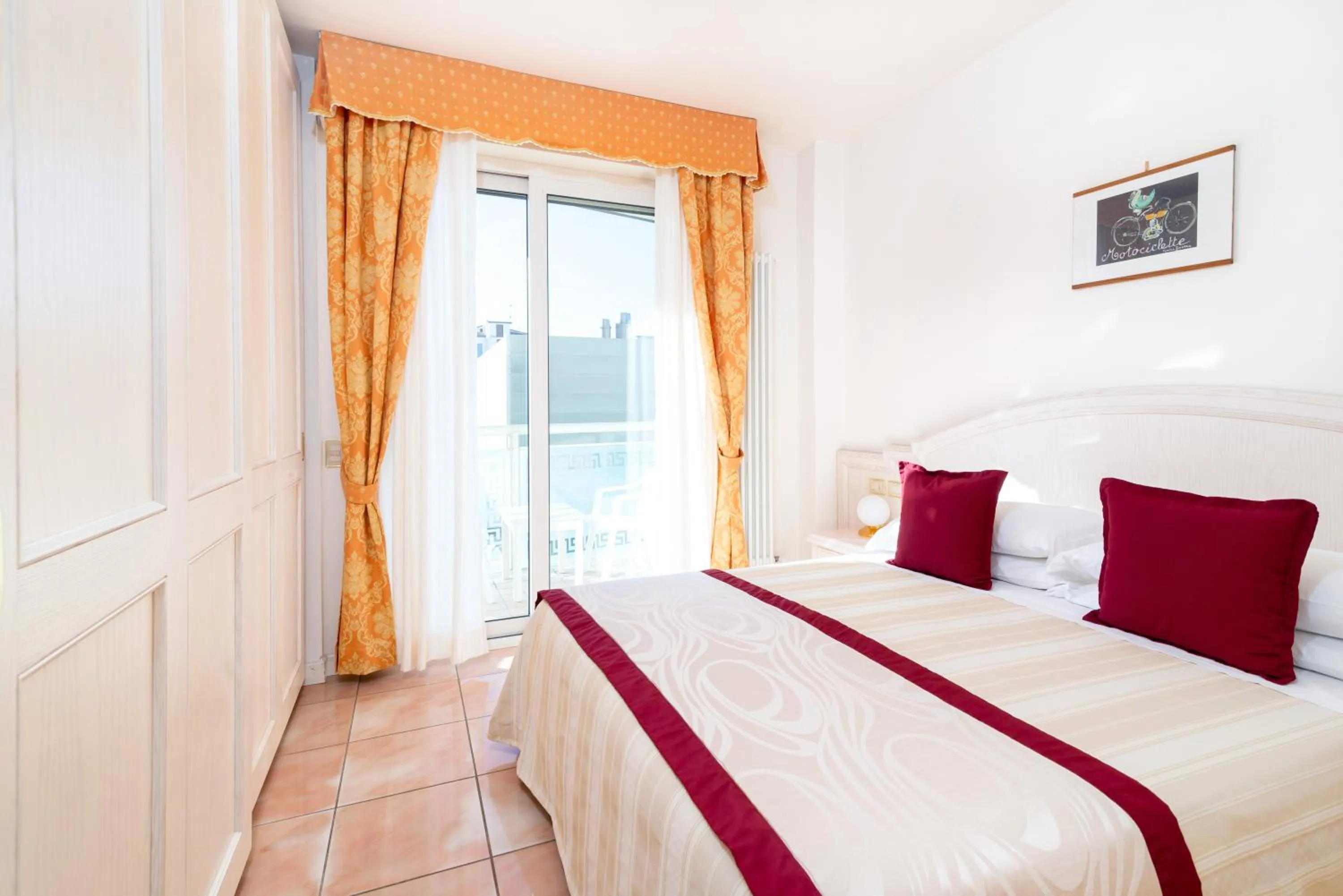 Bedroom, Bed in Universal Hotel