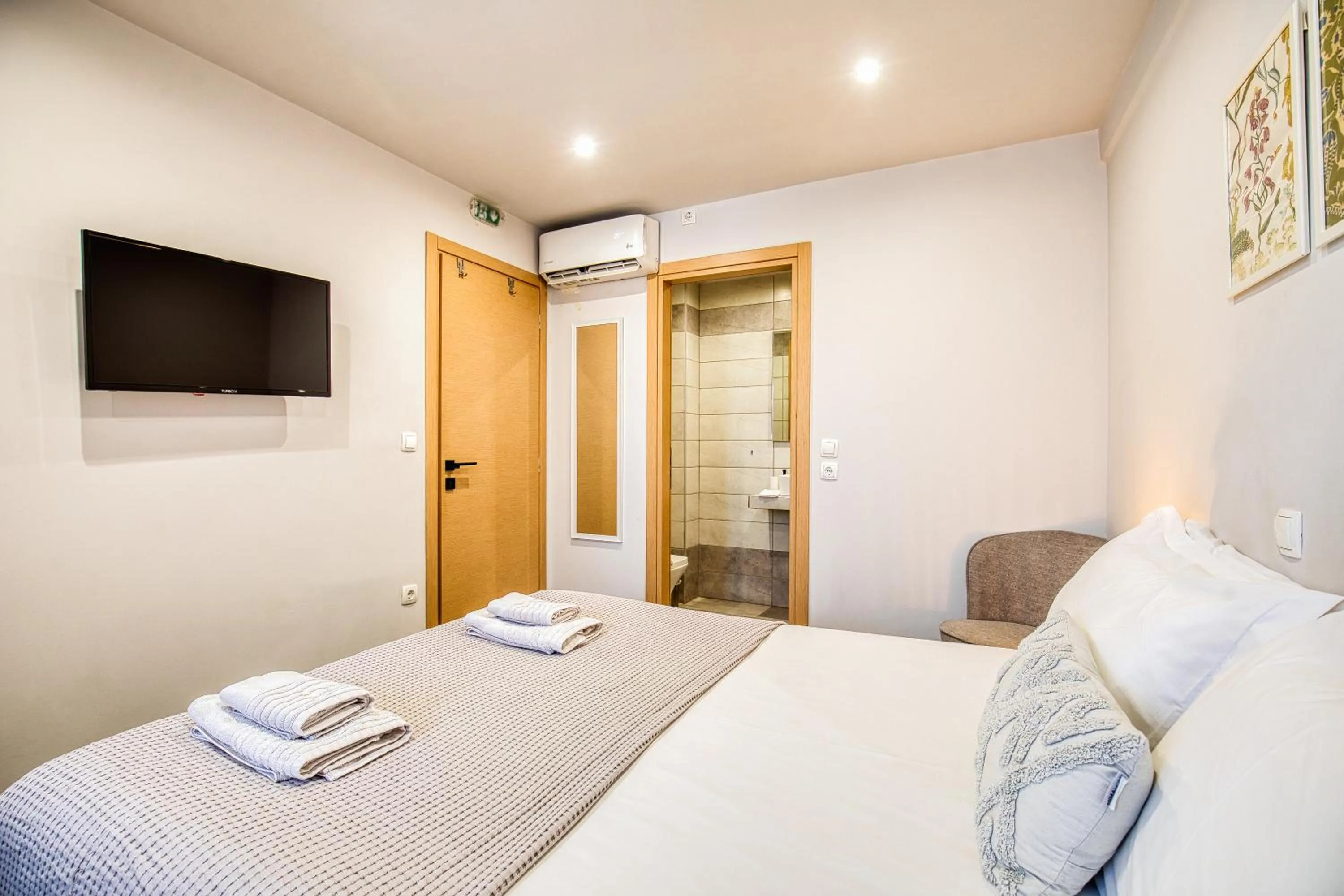 Photo of the whole room, Bed in Navitas House