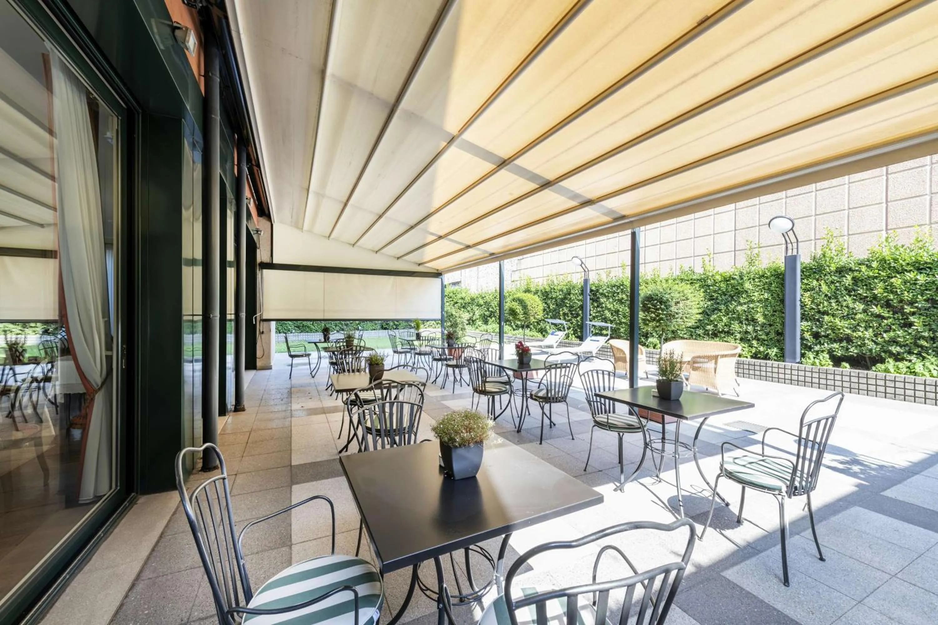 Lounge or bar in The Regency Sure Hotel Collection by Best Western