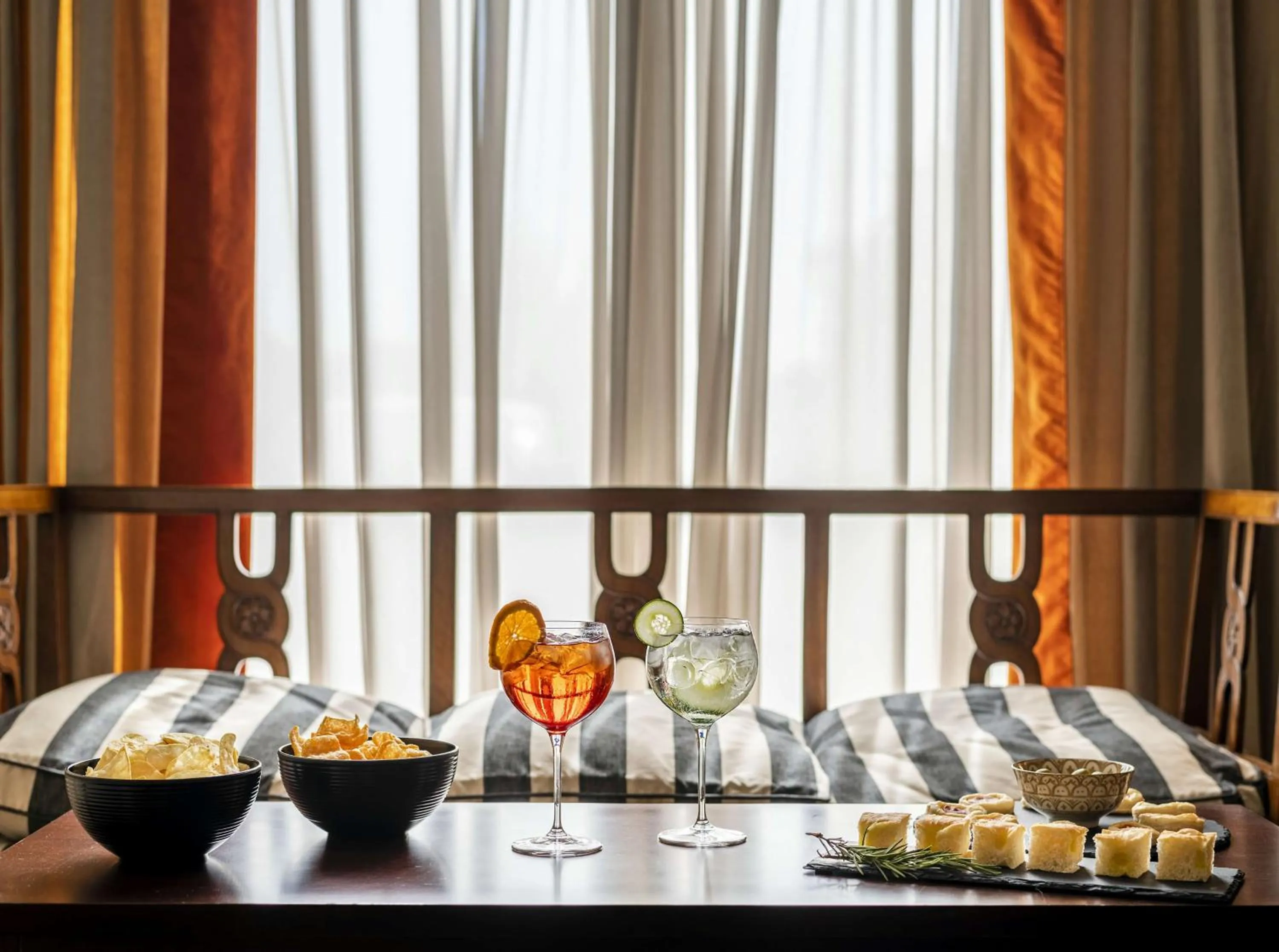 Lounge or bar in The Regency Sure Hotel Collection by Best Western