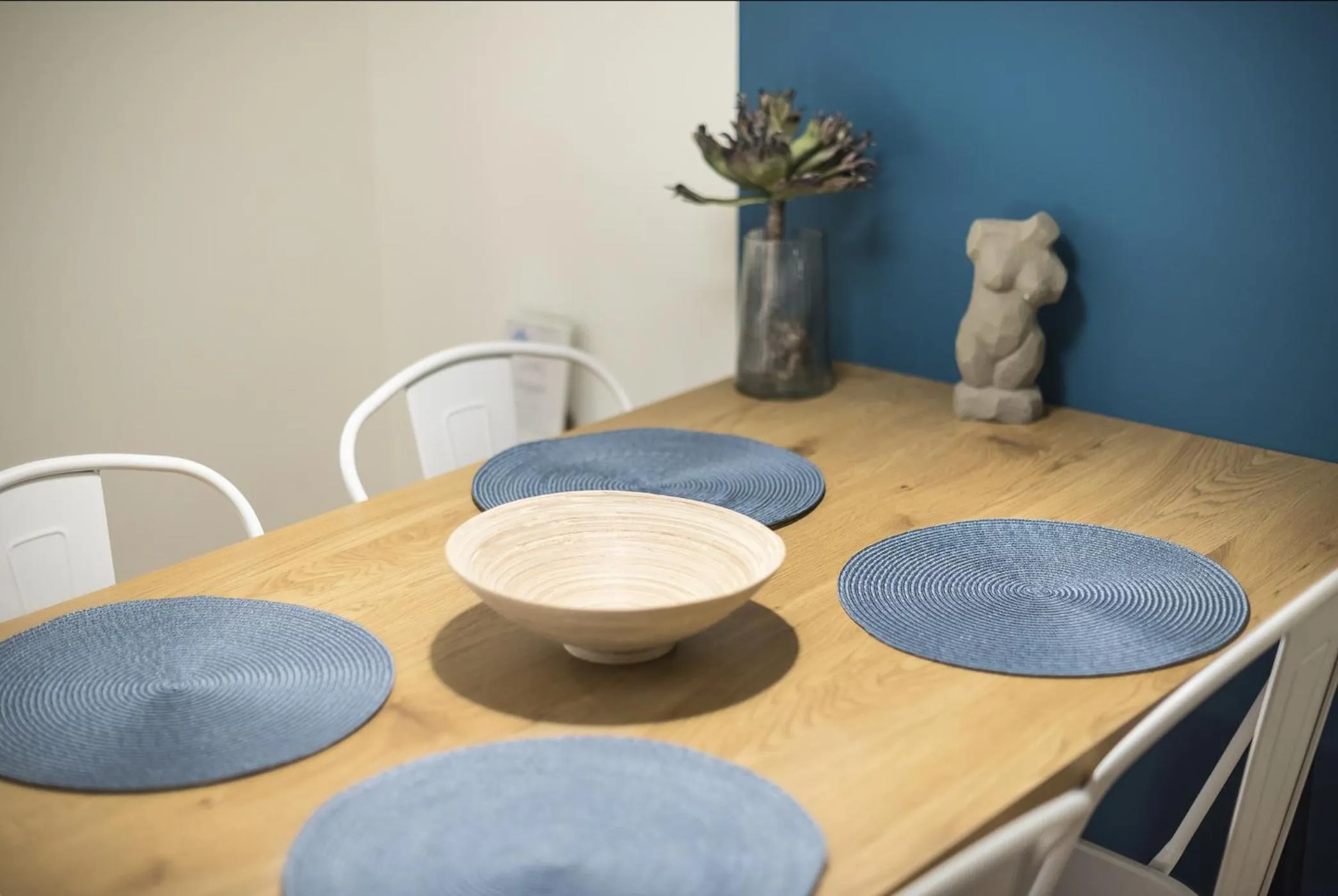 Dining area in City Suite by Cloudkeys