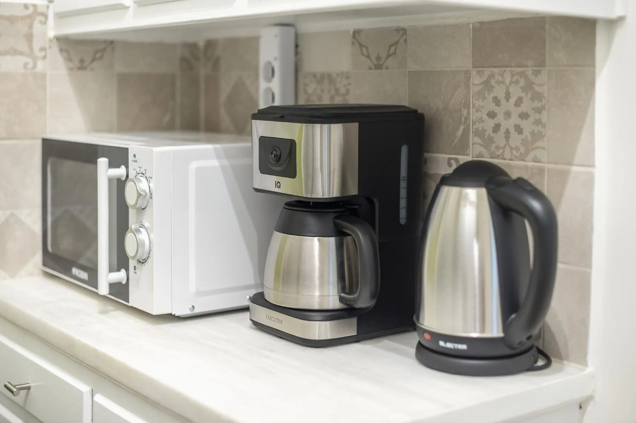 Coffee/tea facilities in City Suite by Cloudkeys