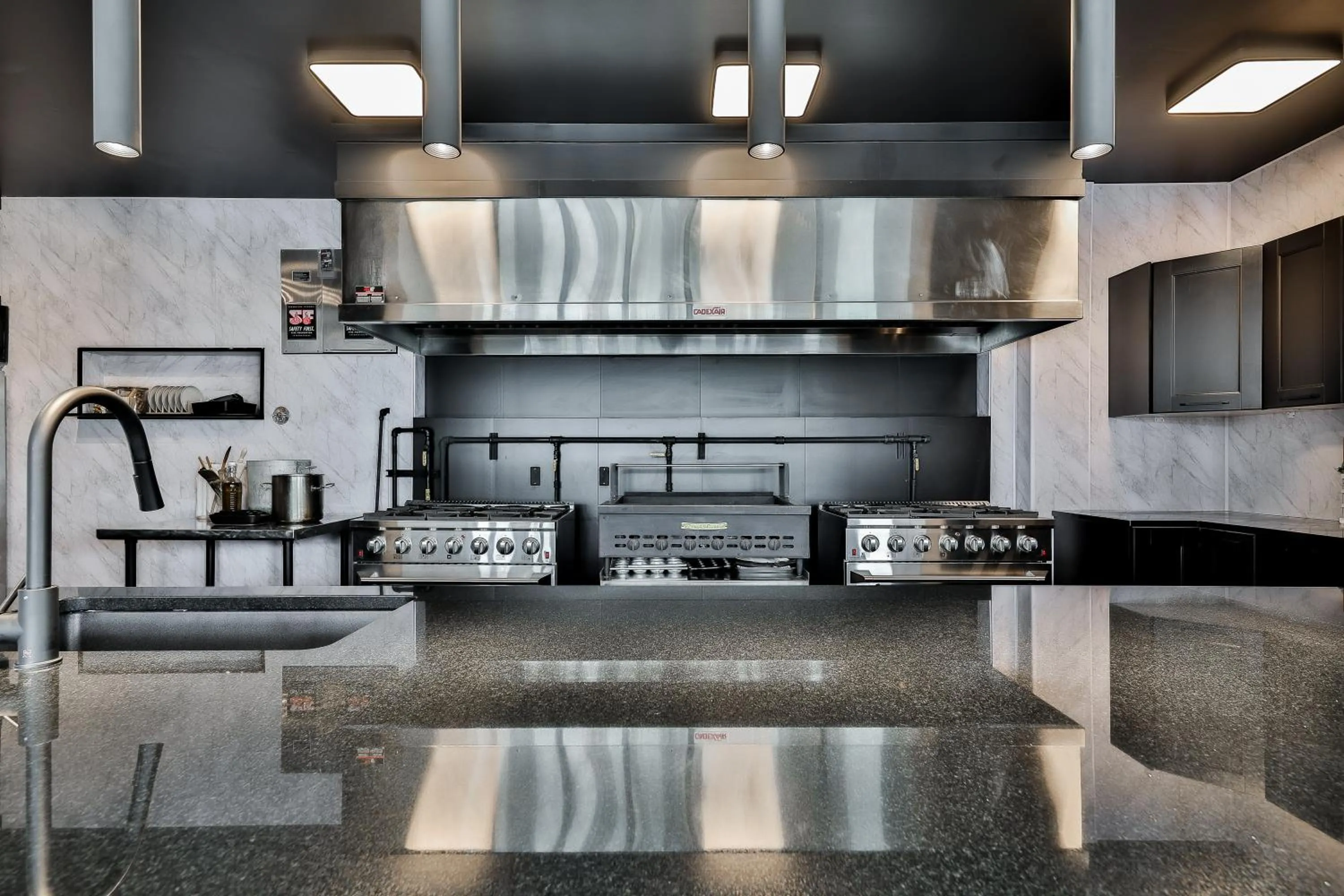 Kitchen or kitchenette in Auberge du Lac des Sables