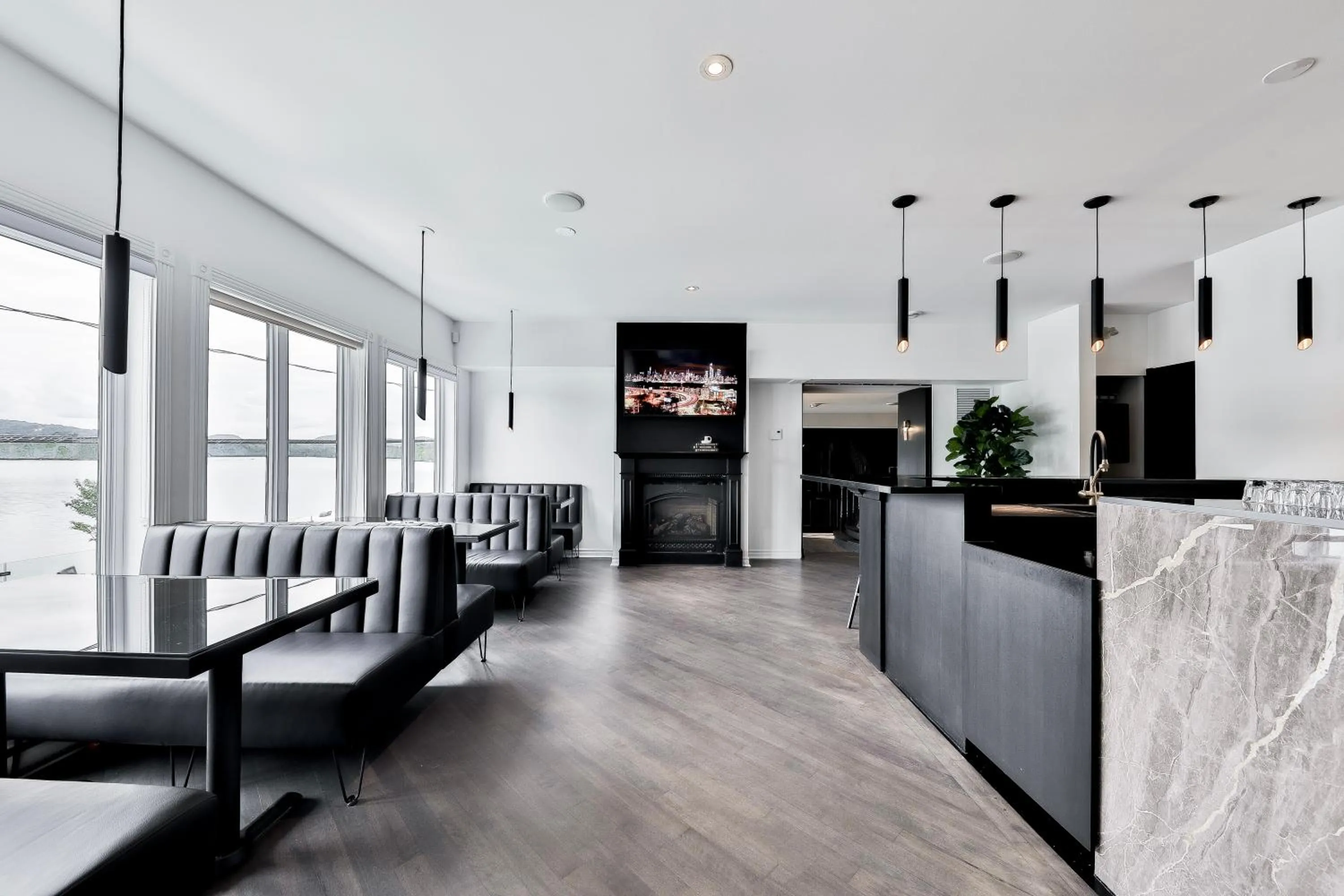 Lounge or bar in Auberge du Lac des Sables