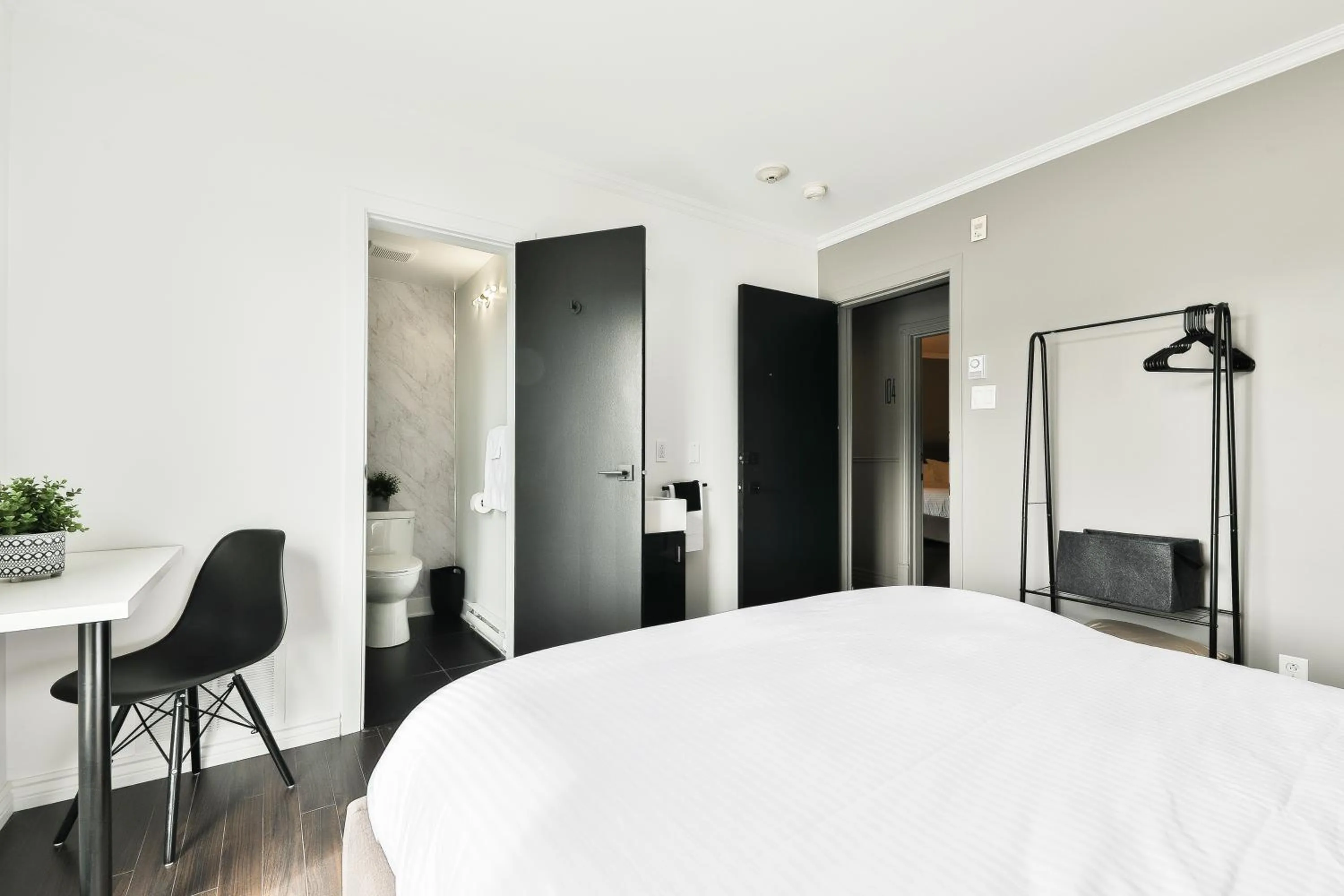 Photo of the whole room, Bed in Auberge du Lac des Sables