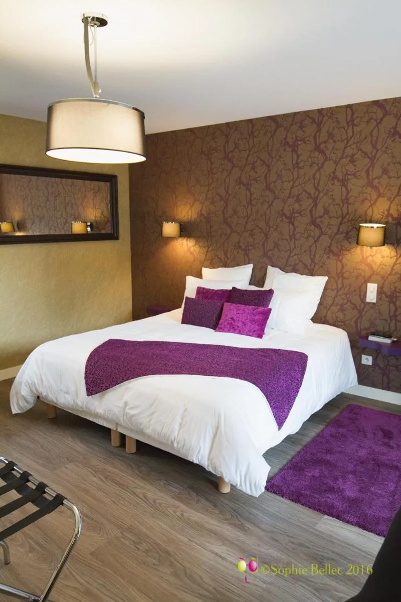 Text overlay, Bed in L'Hostellerie d'Acquigny