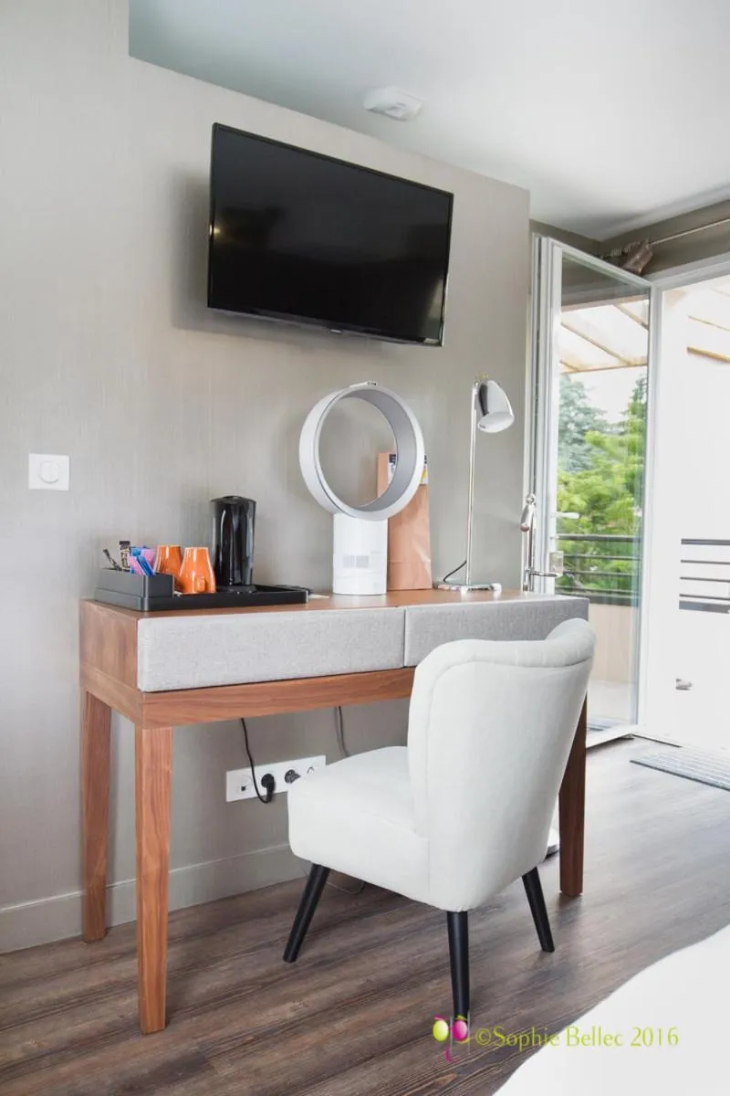 Text overlay in L'Hostellerie d'Acquigny