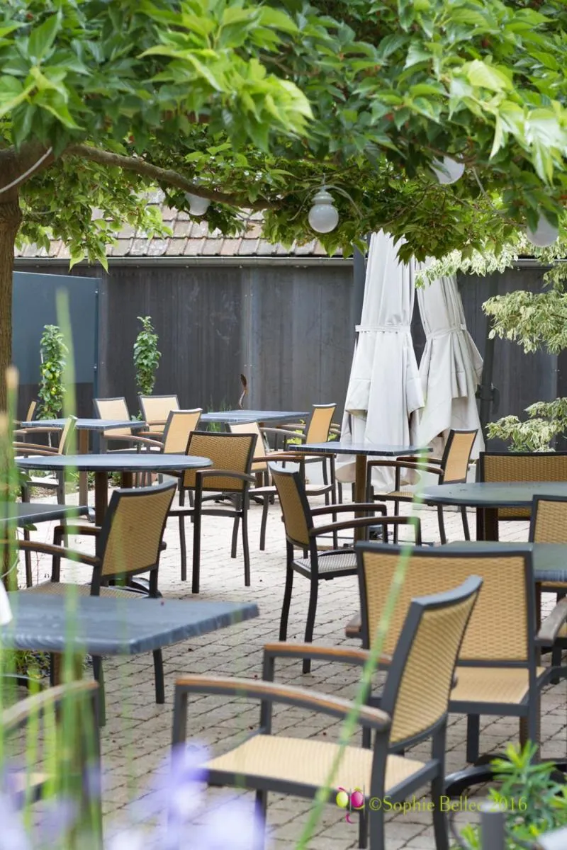 Text overlay in L'Hostellerie d'Acquigny