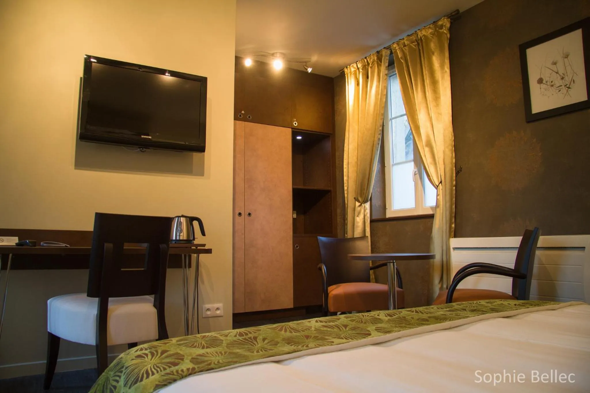 Bedroom, Bed in L'Hostellerie d'Acquigny