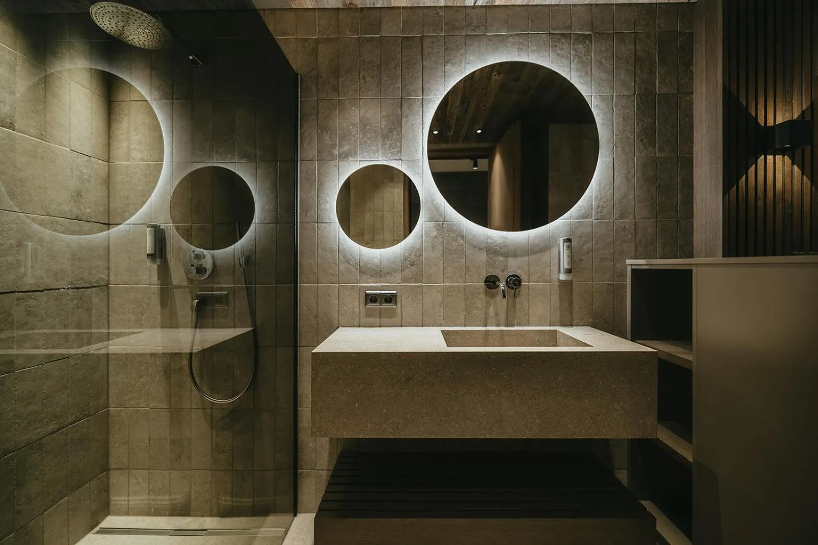 Shower in The Black Eagle Luxury Appartements