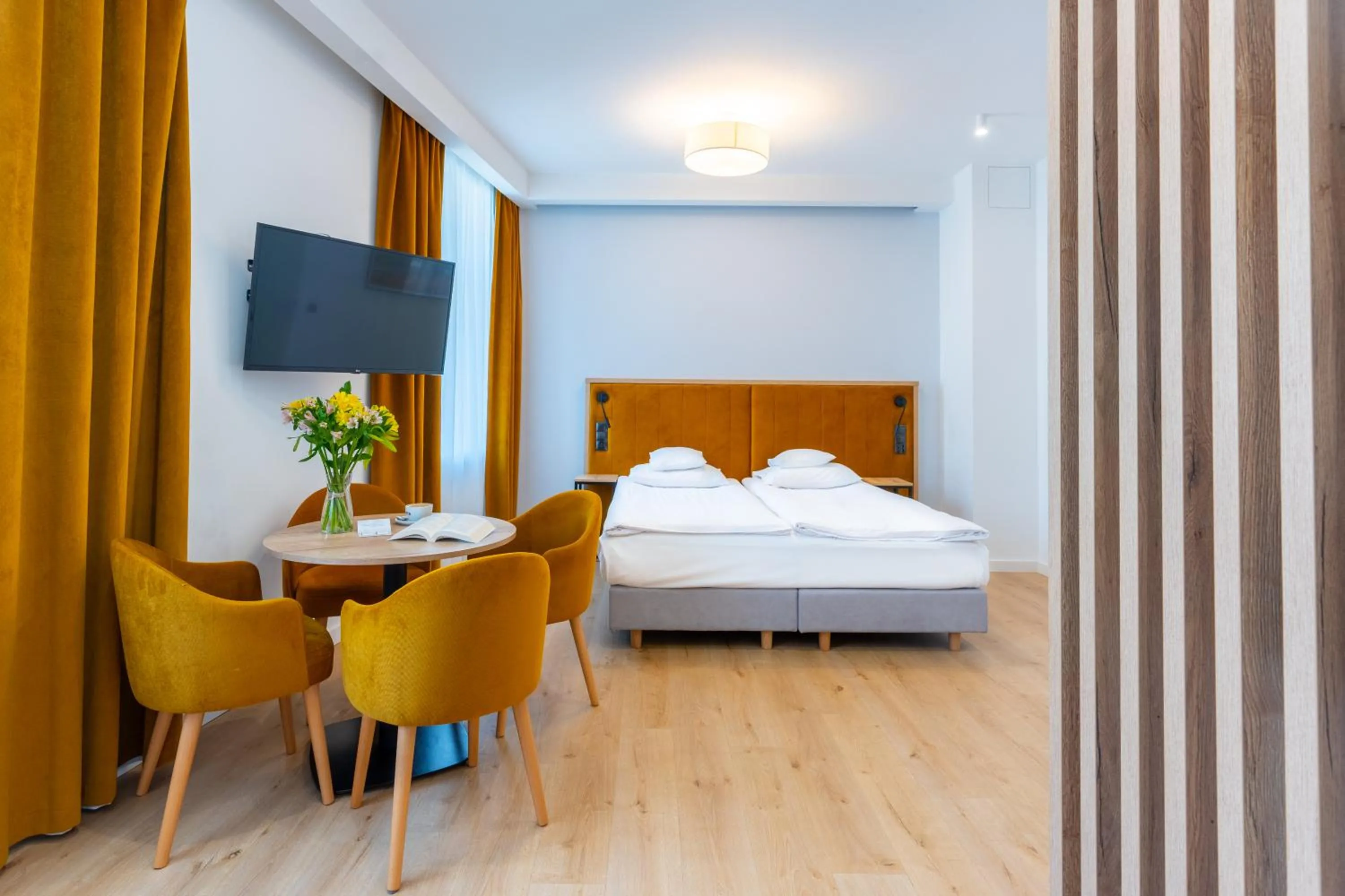 TV and multimedia, Bed in SQUARE APARTMENTS GDYNIA