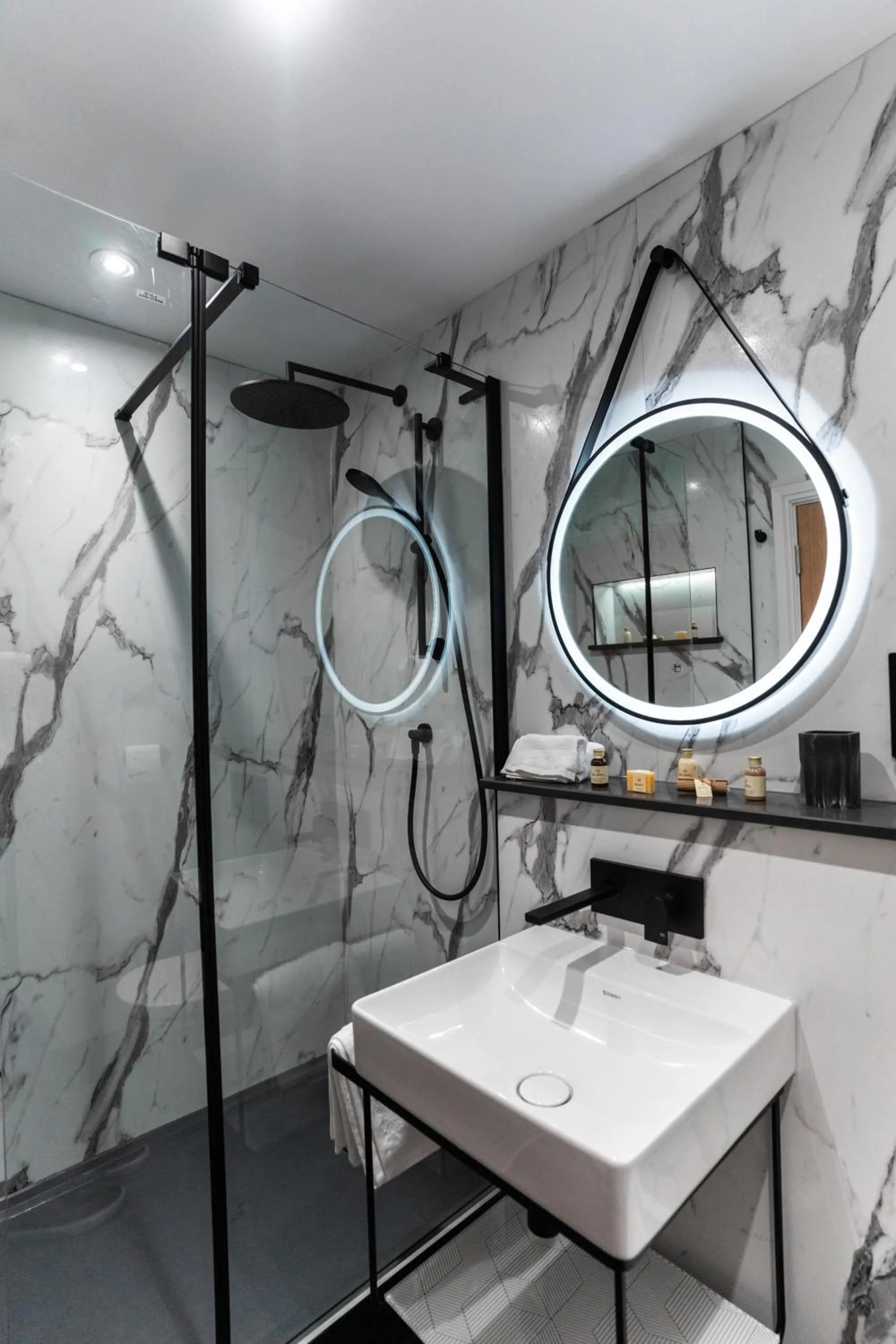 Shower in The Swan Inn