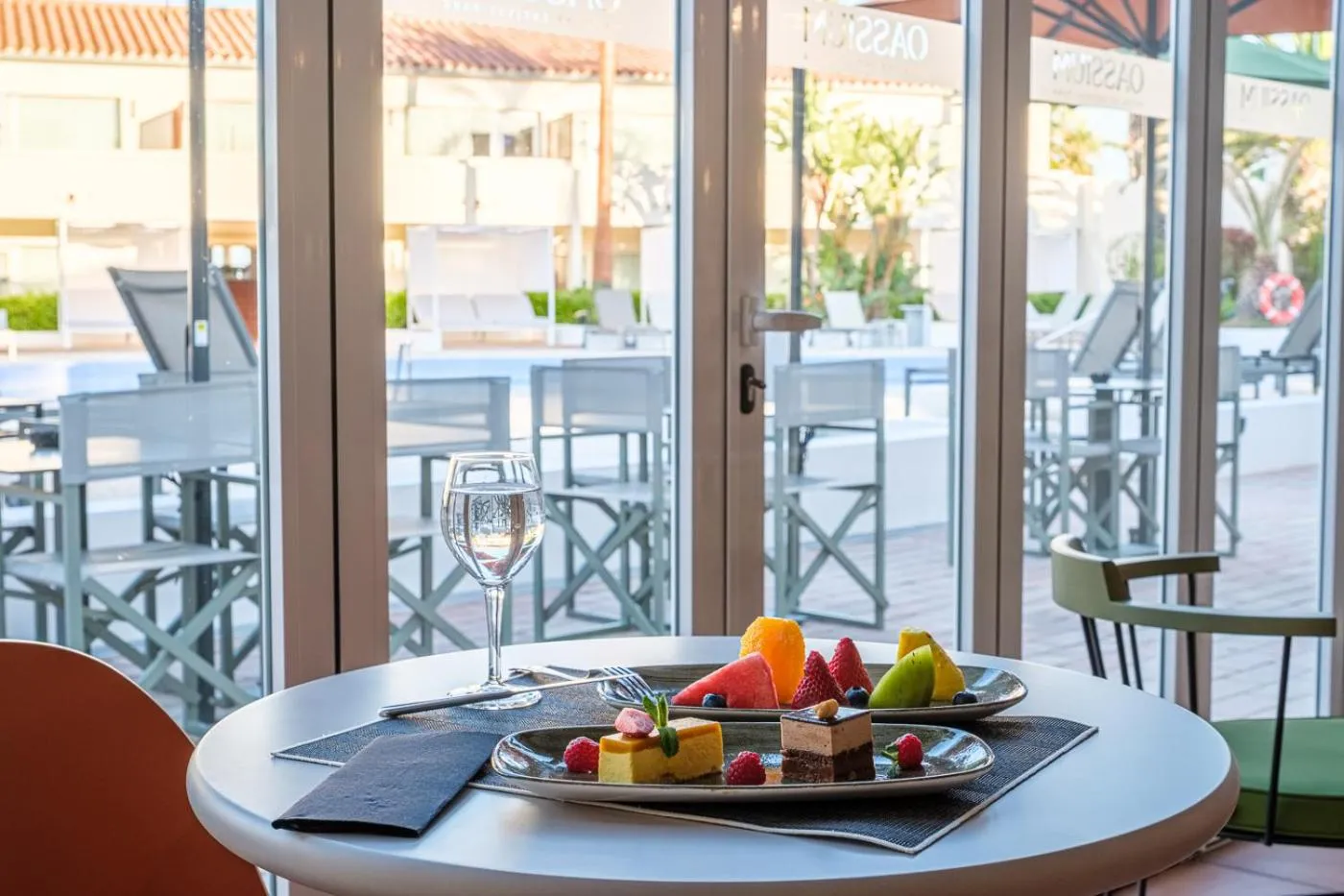 Restaurant/places to eat in Oassium Hotel - Adults Only