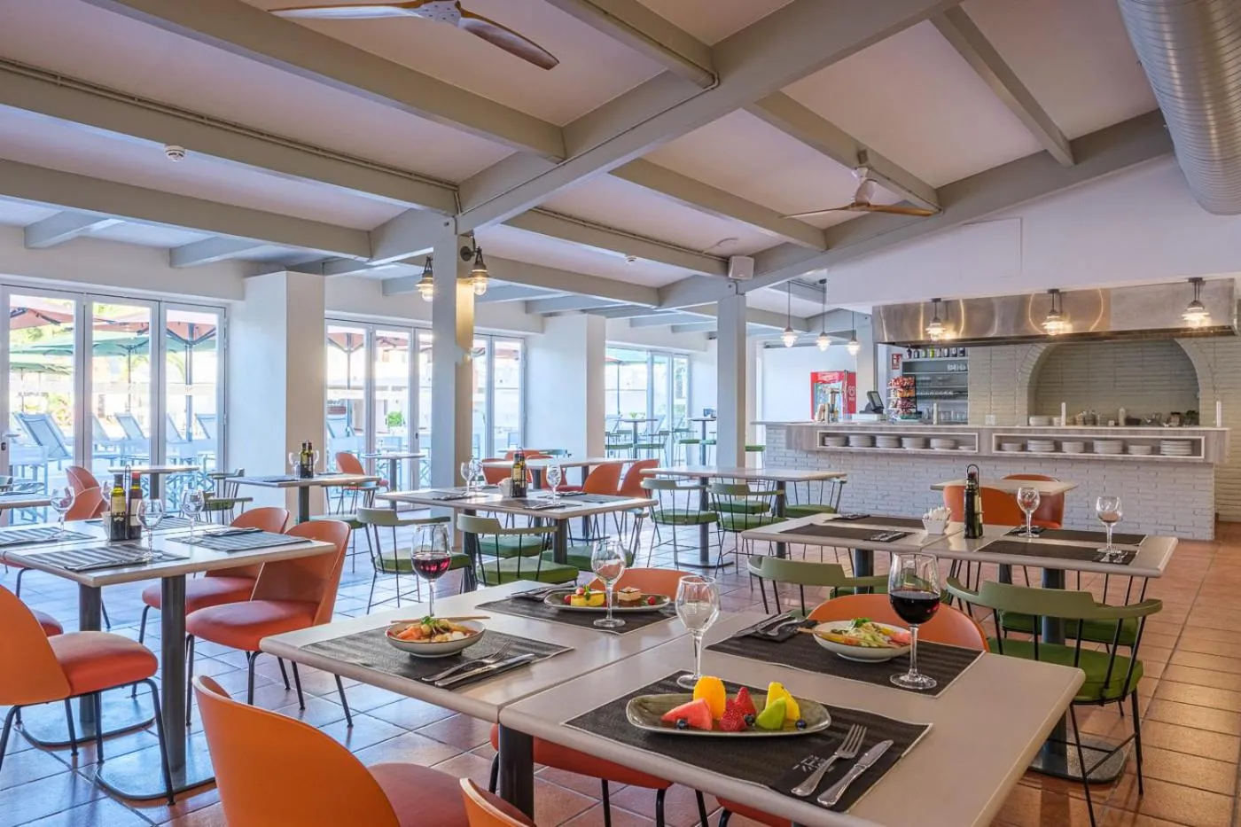 Restaurant/places to eat in Oassium Hotel - Adults Only