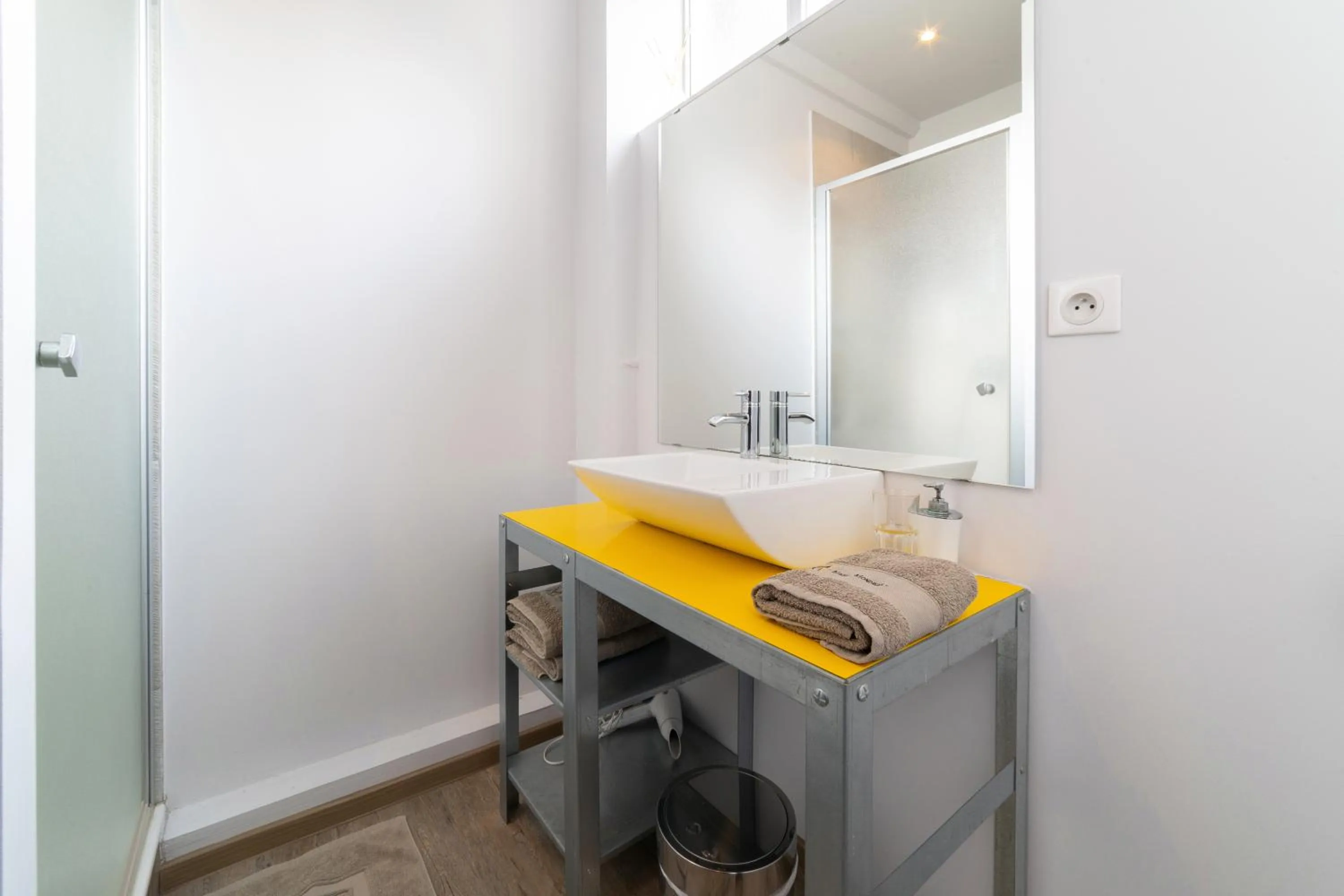 Shower in Maison Mondrian