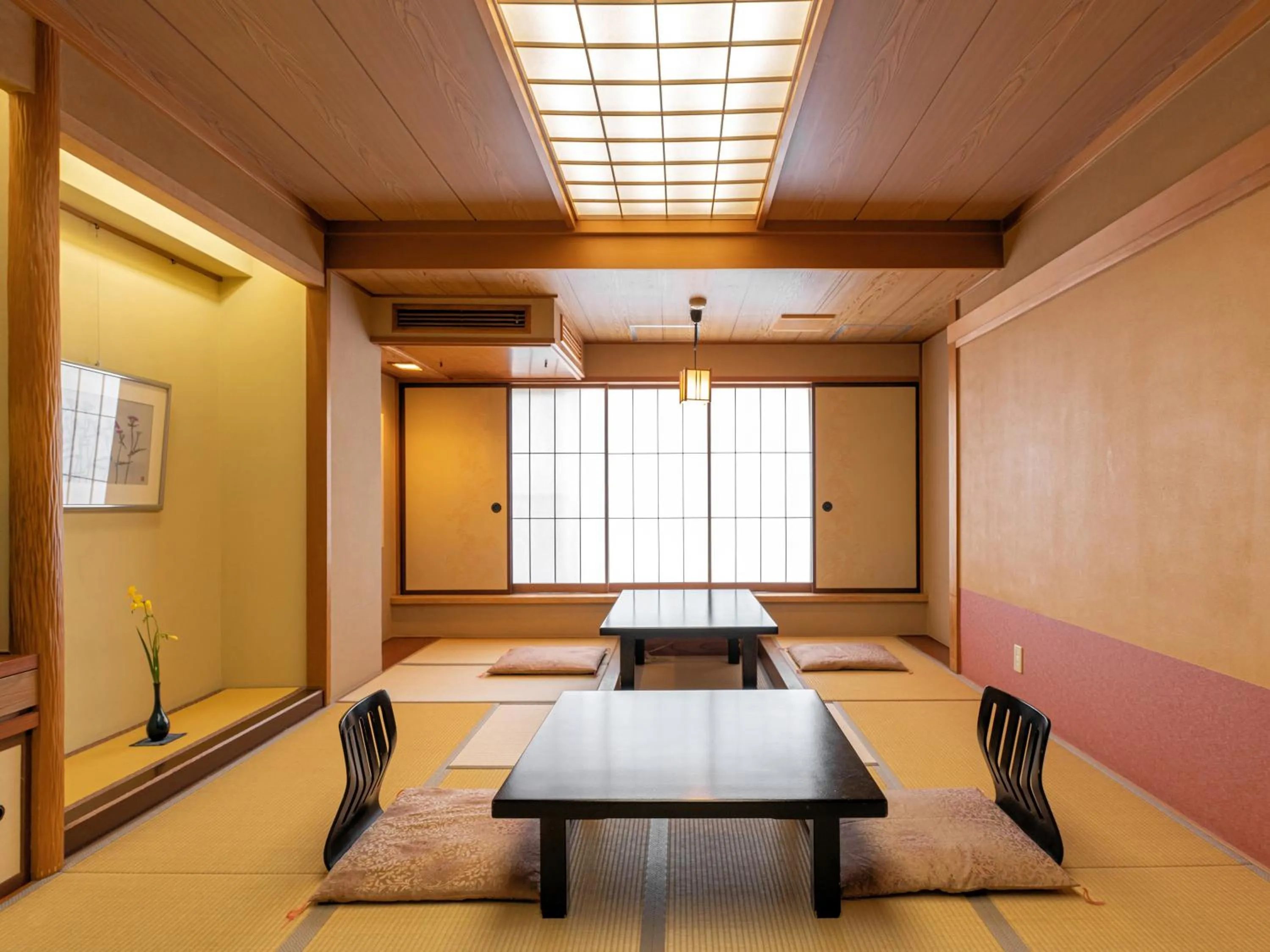 Photo of the whole room in Omori