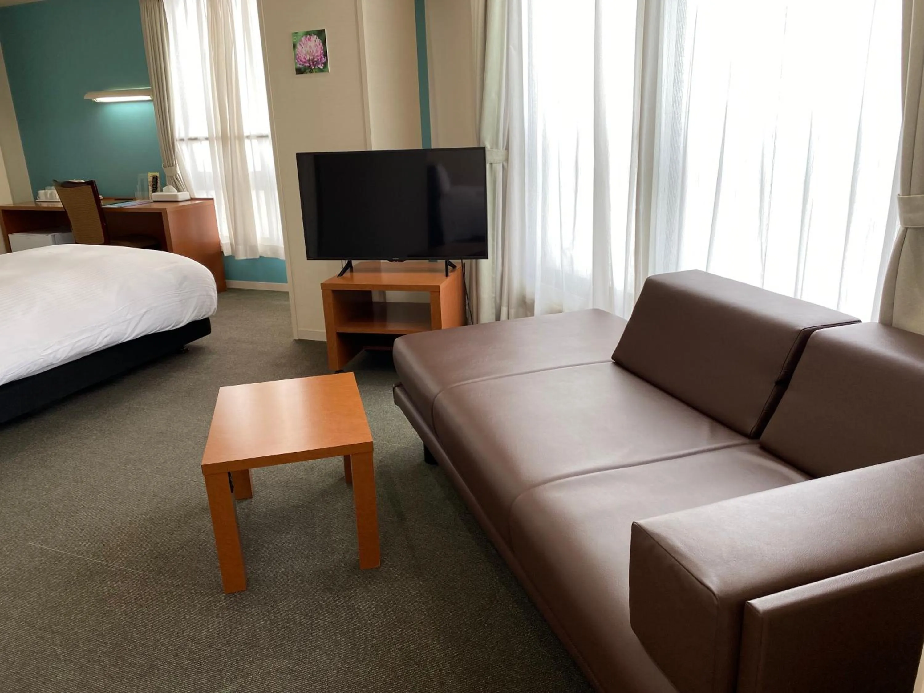 Communal lounge/ TV room, Bed in Hotel Continental Fuchu