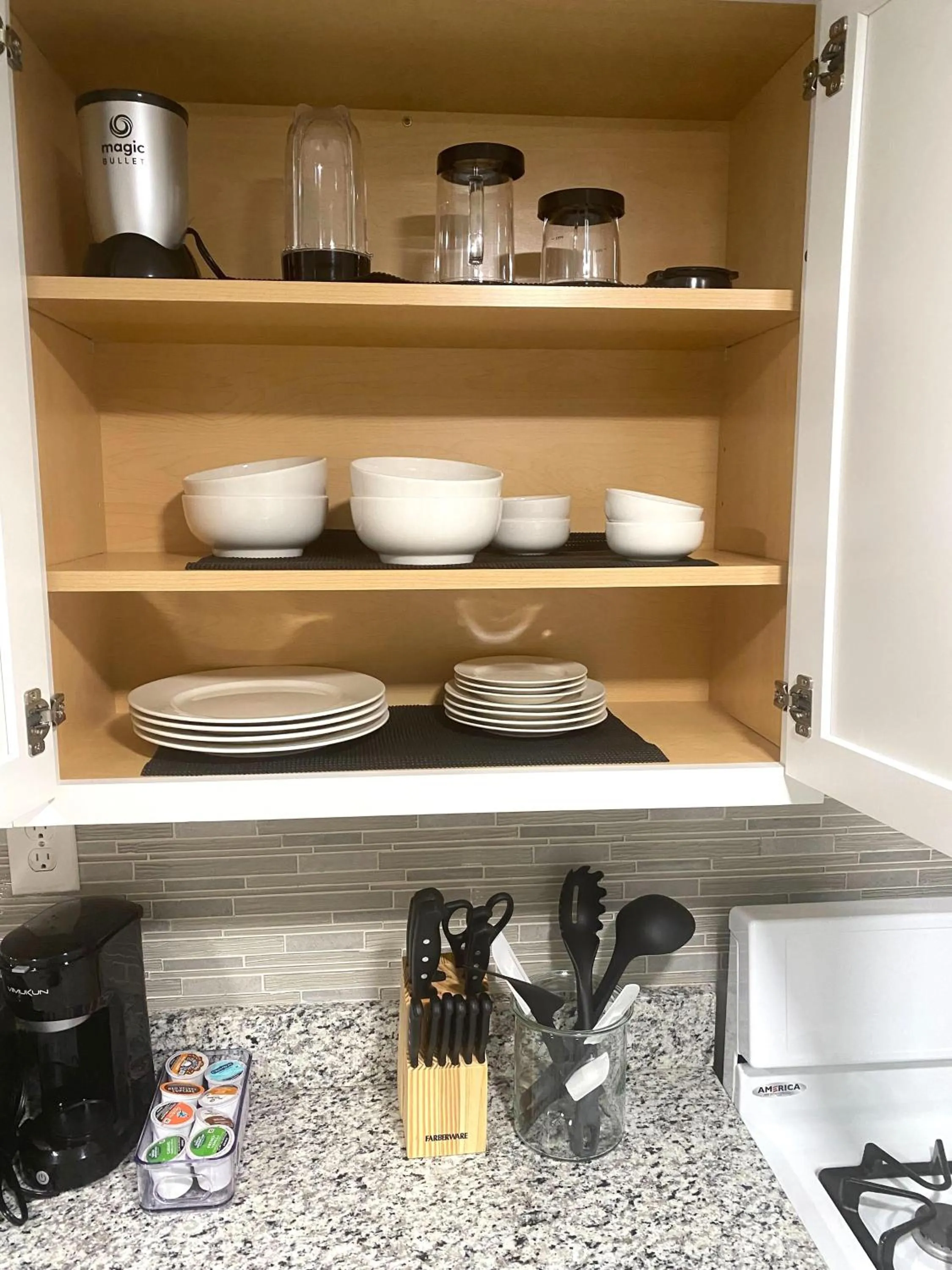 Kitchen or kitchenette in Cozy and Modern 1BR Apartment with WiFi and Dogs Welcome