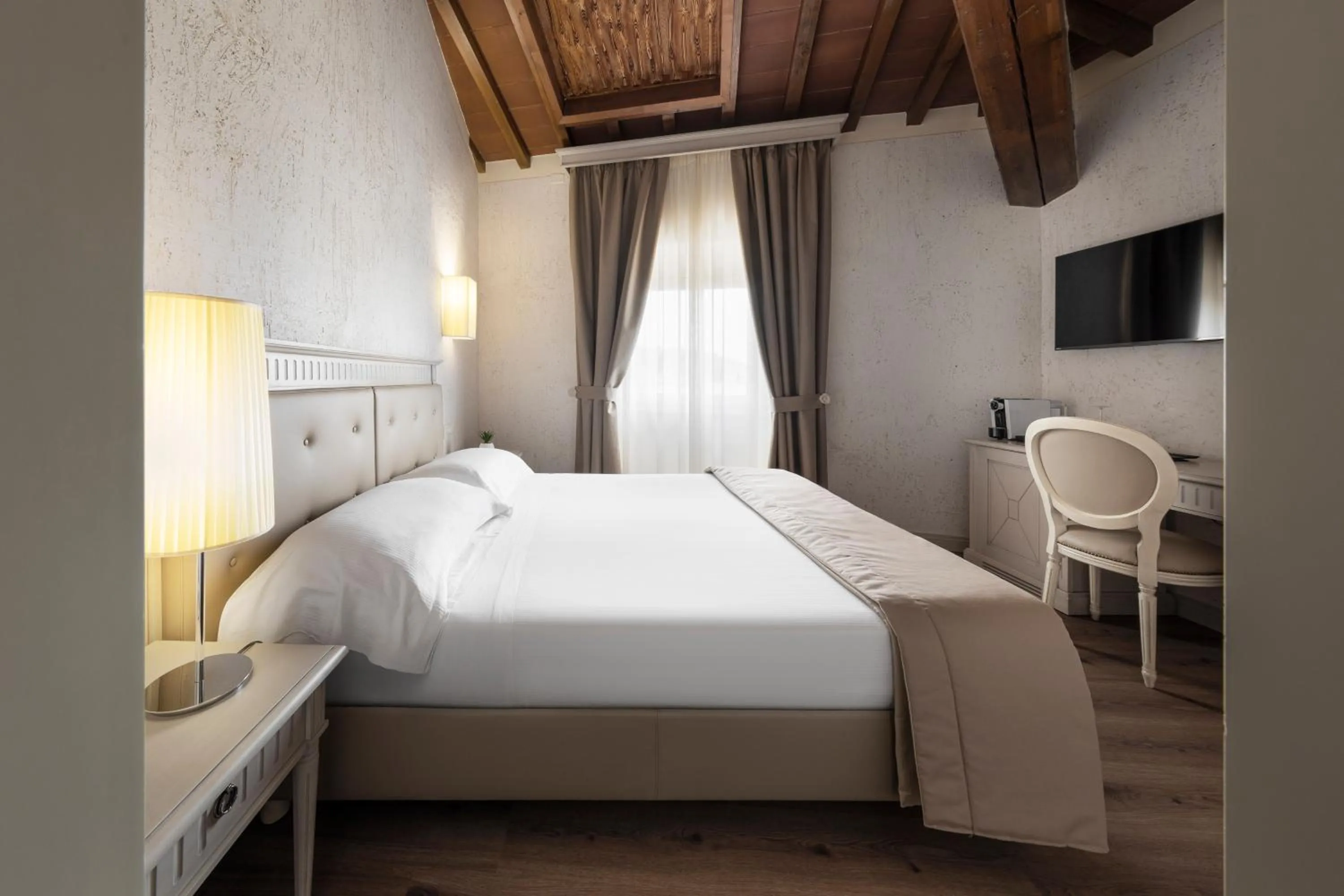 Photo of the whole room, Bed in LHP Certaldo Resort