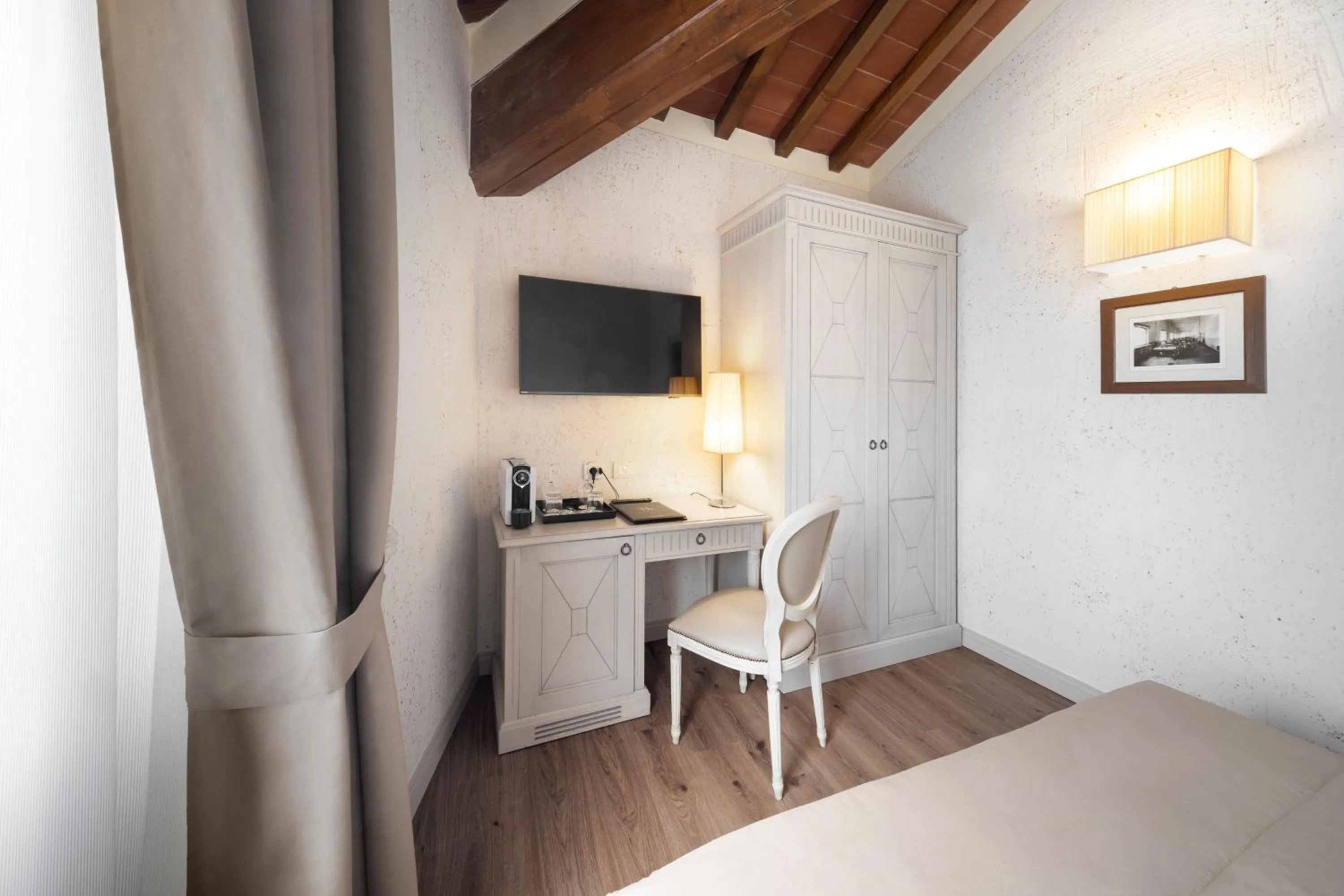 Photo of the whole room, Bed in LHP Certaldo Resort