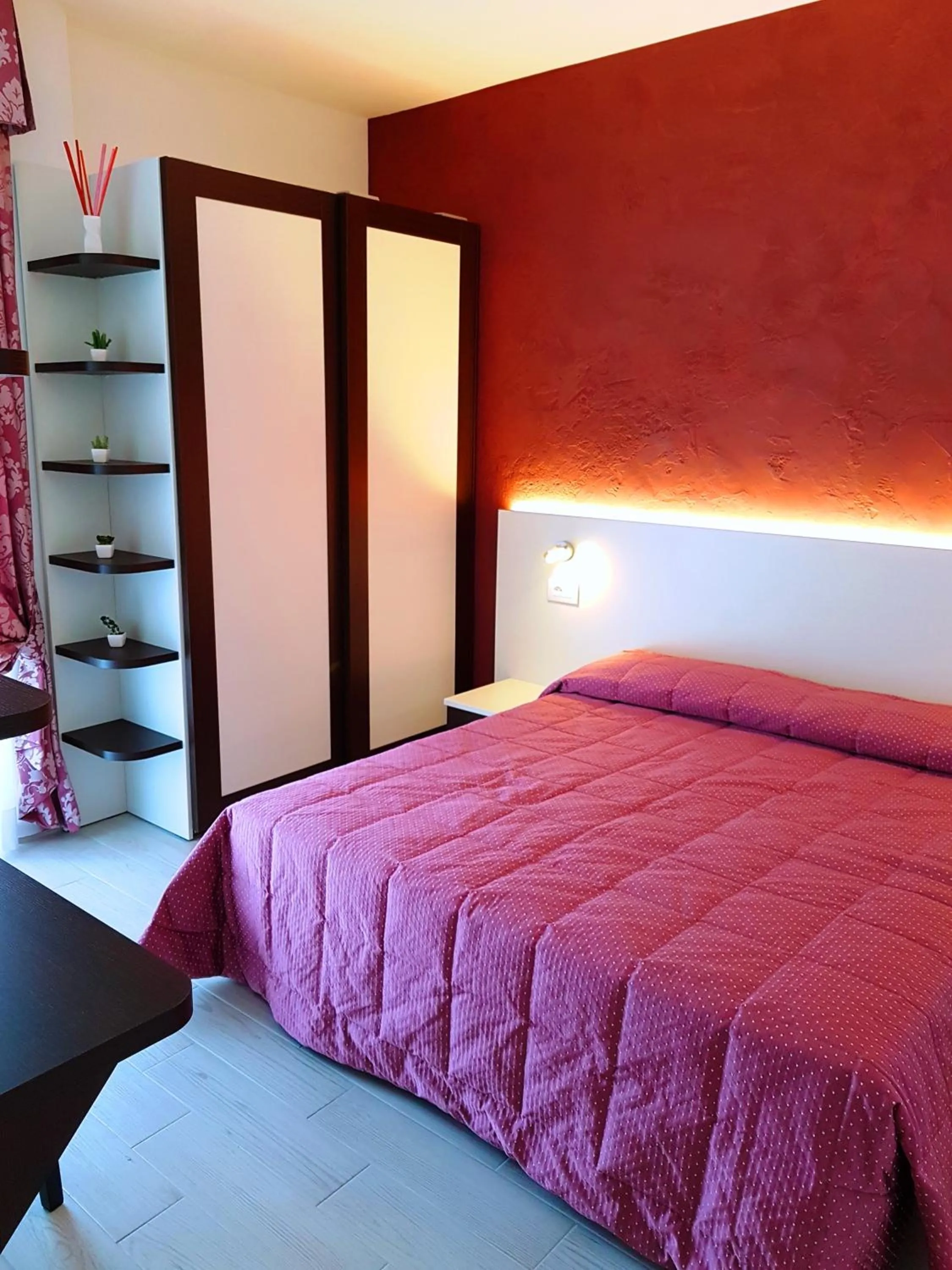 Photo of the whole room, Bed in Hotel Vienna