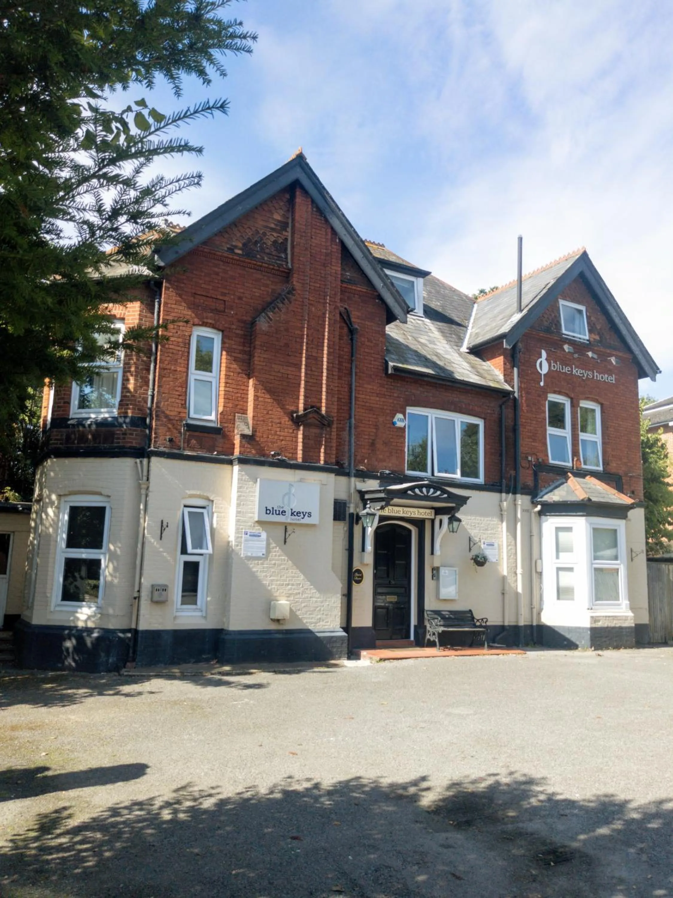Facade/entrance in Blue Keys Hotel Southampton