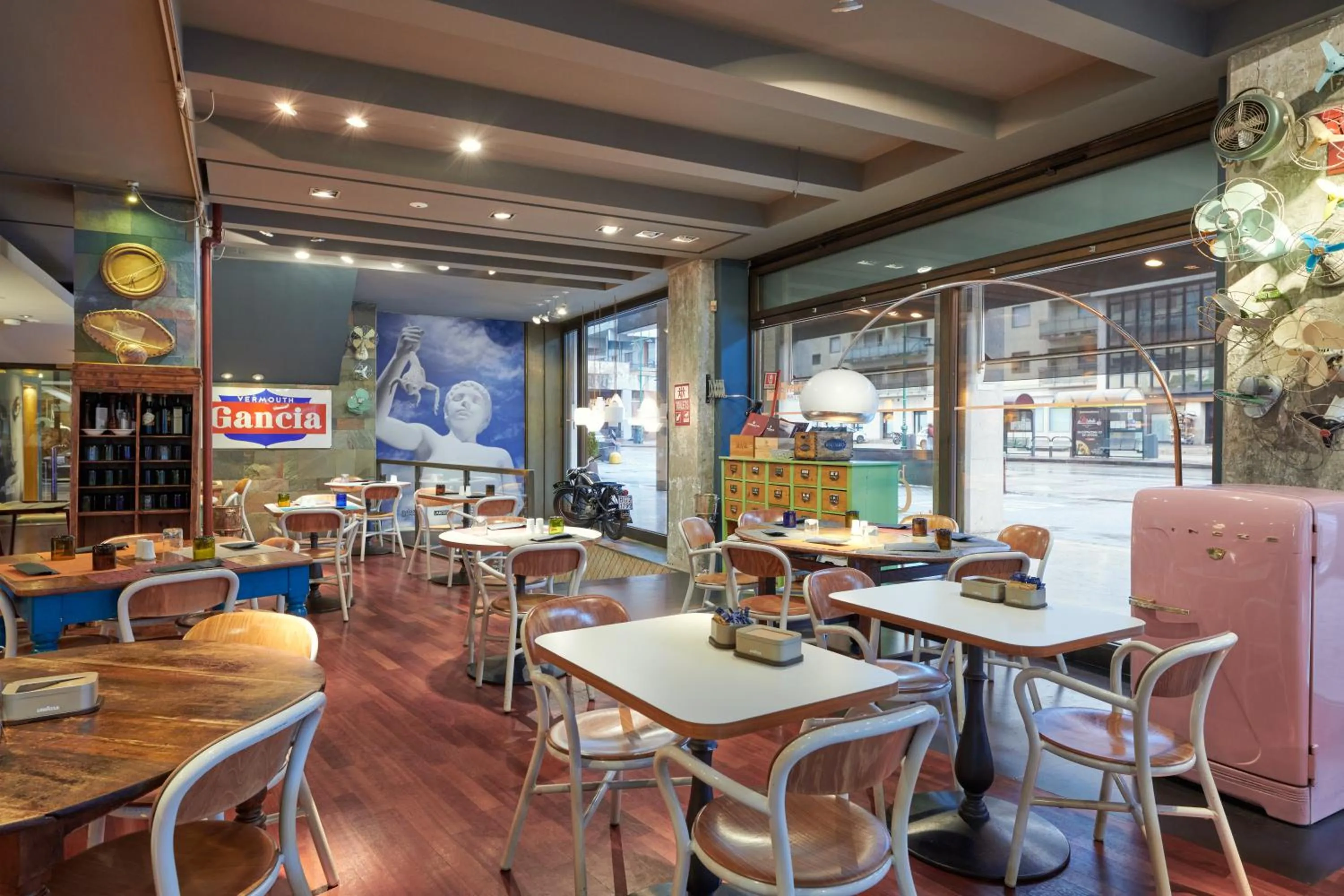 Restaurant/places to eat in Hotel Plaza