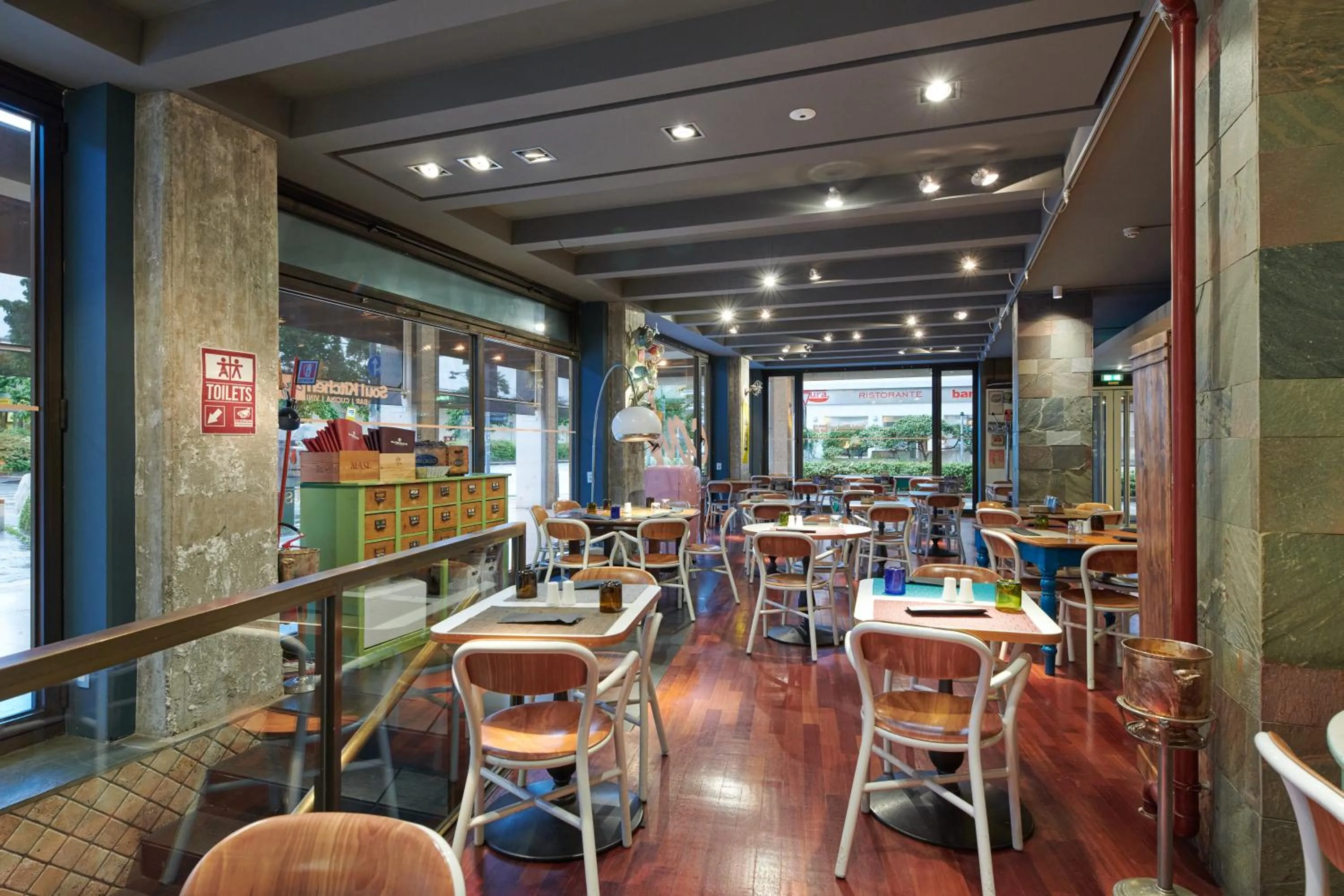 Restaurant/places to eat in Hotel Plaza