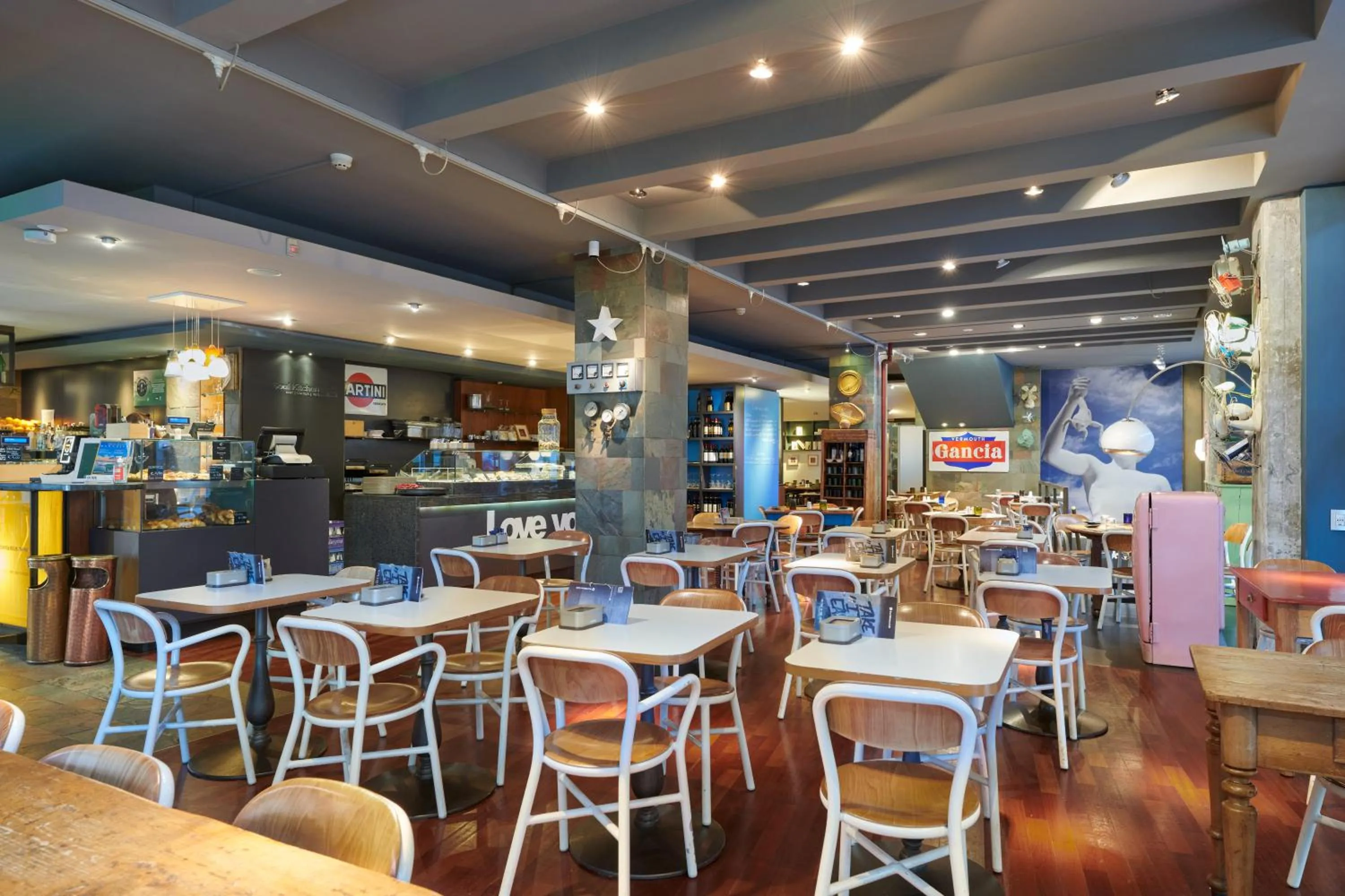 Restaurant/places to eat in Hotel Plaza