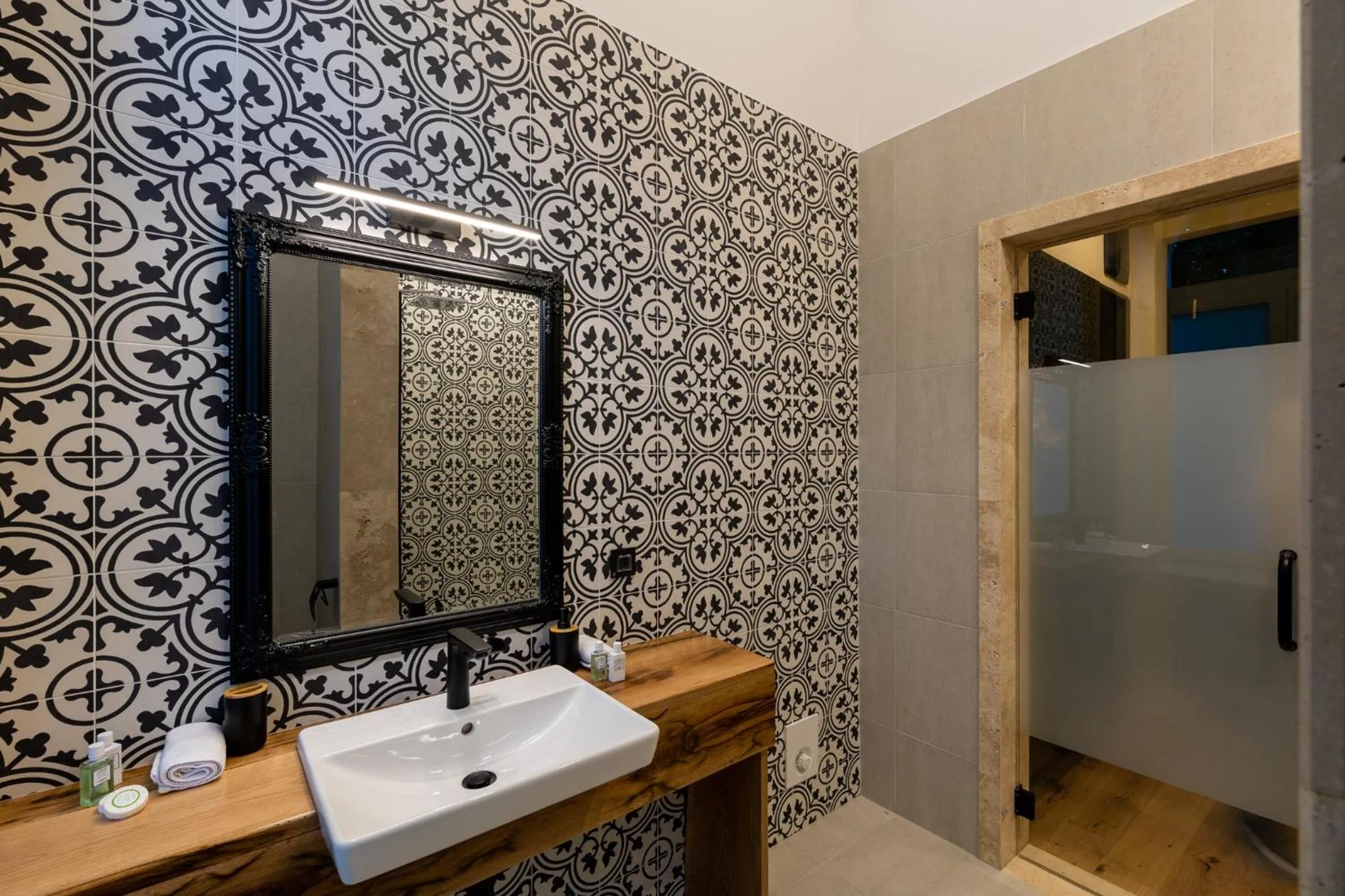 Shower in Boutique Hotel Cocosul de Aur