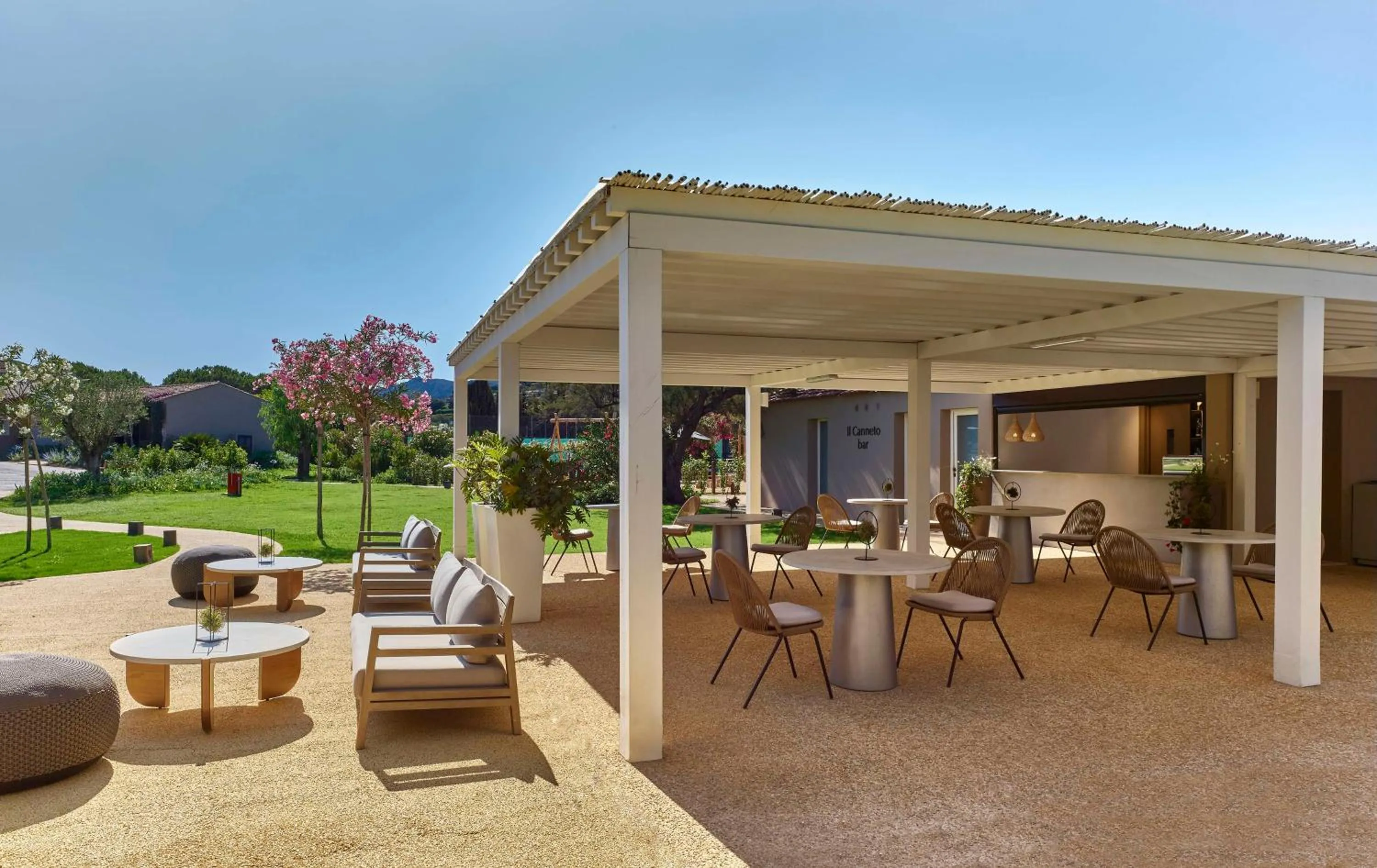 Lounge or bar in Baia Di Chia Resort Sardinia, Curio Collection By Hilton