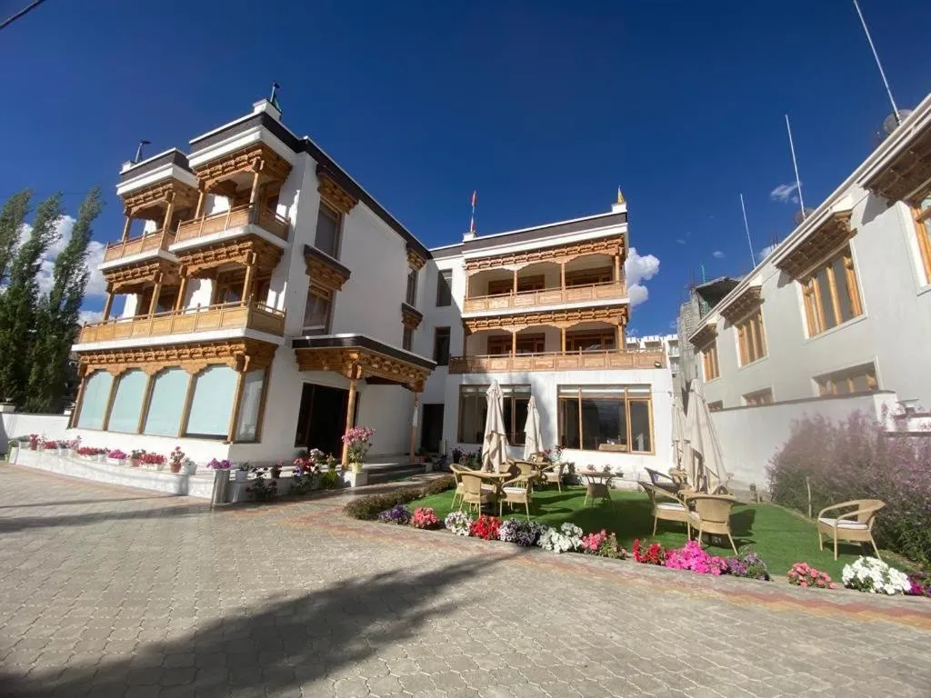 Property building in Lha-Zes