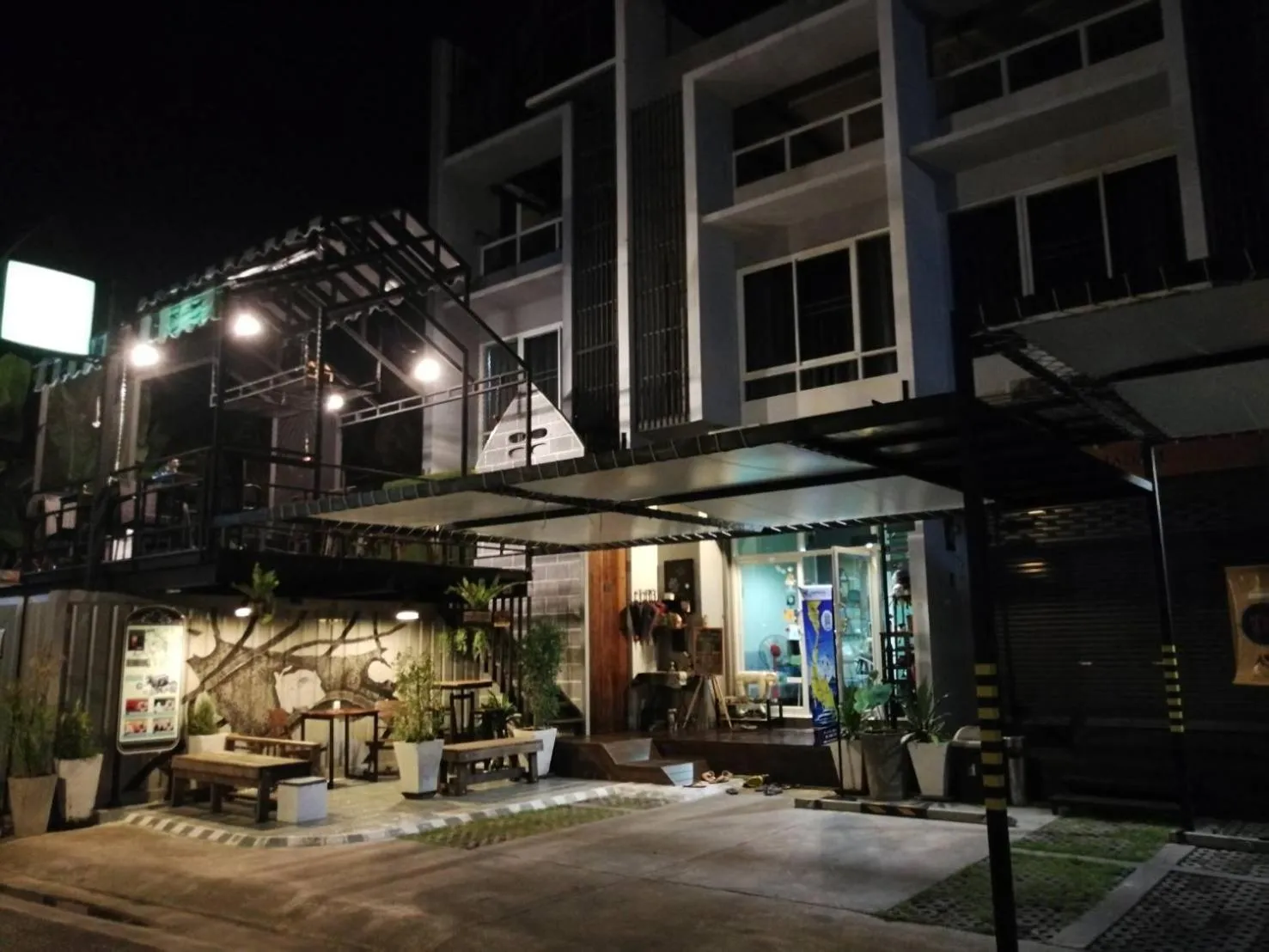 Facade/entrance in White Monkey Guesthouse