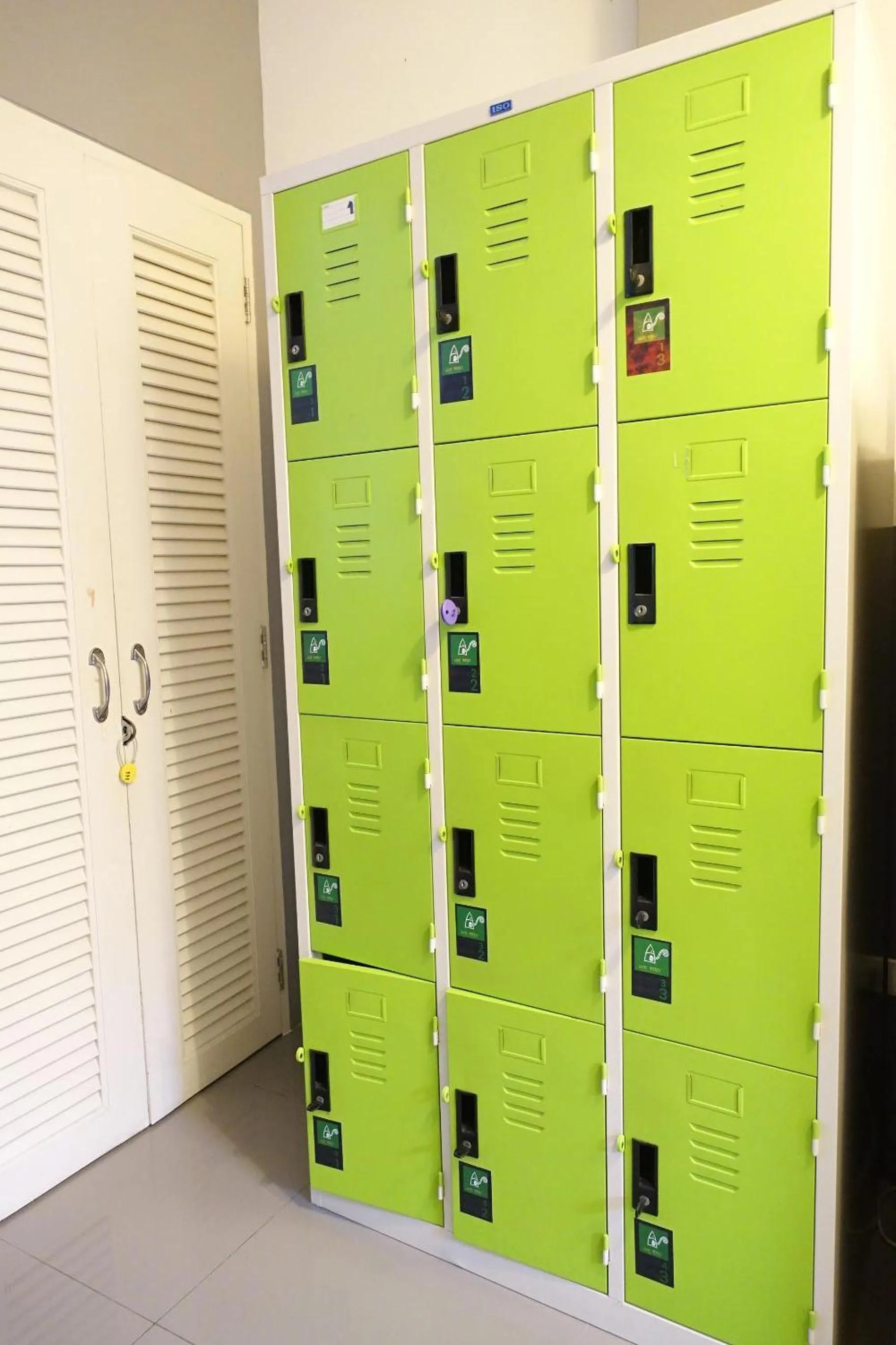 microwave in White Monkey Guesthouse