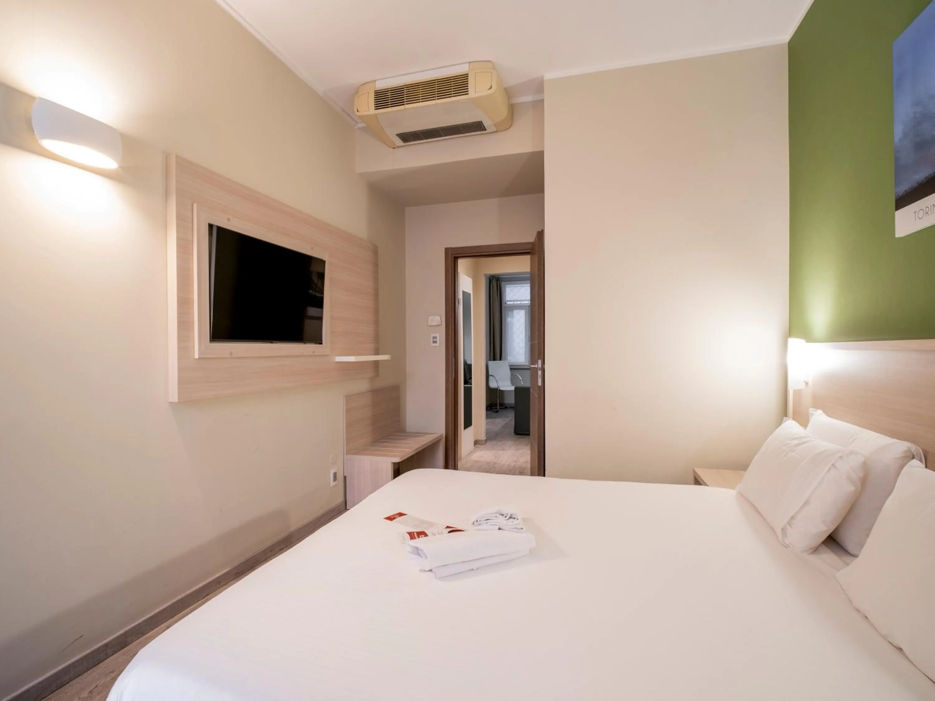 Bed in Best Quality Hotel Gran Mogol