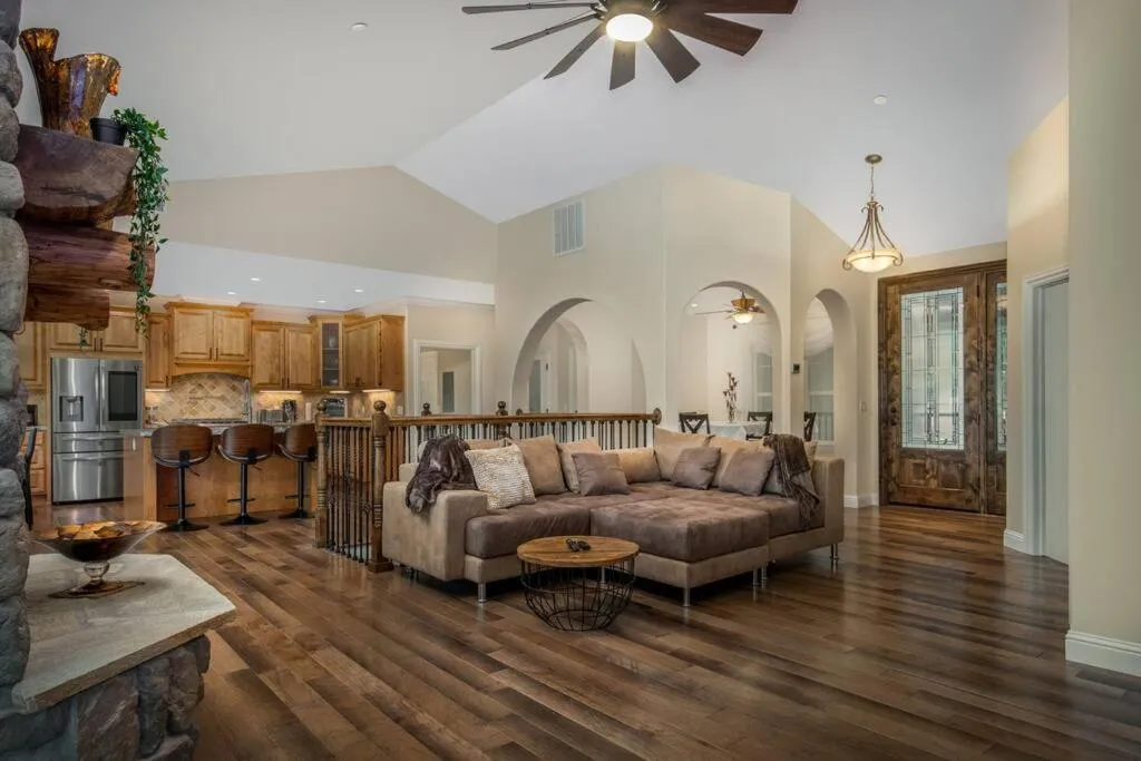 New Luxury 5BR Cabin in Pine Mountain Lake! 1 Minute to Beach! Massage Chair! Close to Yosemite! Perfect for Retreats and Escapes All Seasons!