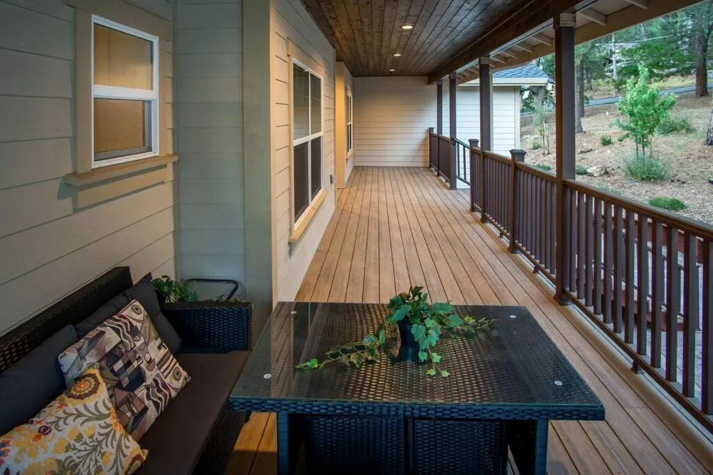 Patio in New Luxury 5BR Cabin in Pine Mountain Lake! 1 Minute to Beach! Massage Chair! Close to Yosemite! Perfect for Retreats and Escapes All Seasons!