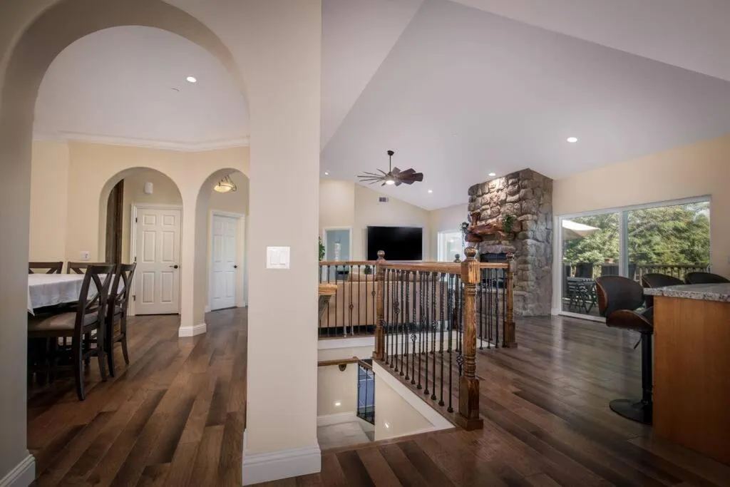 New Luxury 5BR Cabin in Pine Mountain Lake! 1 Minute to Beach! Massage Chair! Close to Yosemite! Perfect for Retreats and Escapes All Seasons!