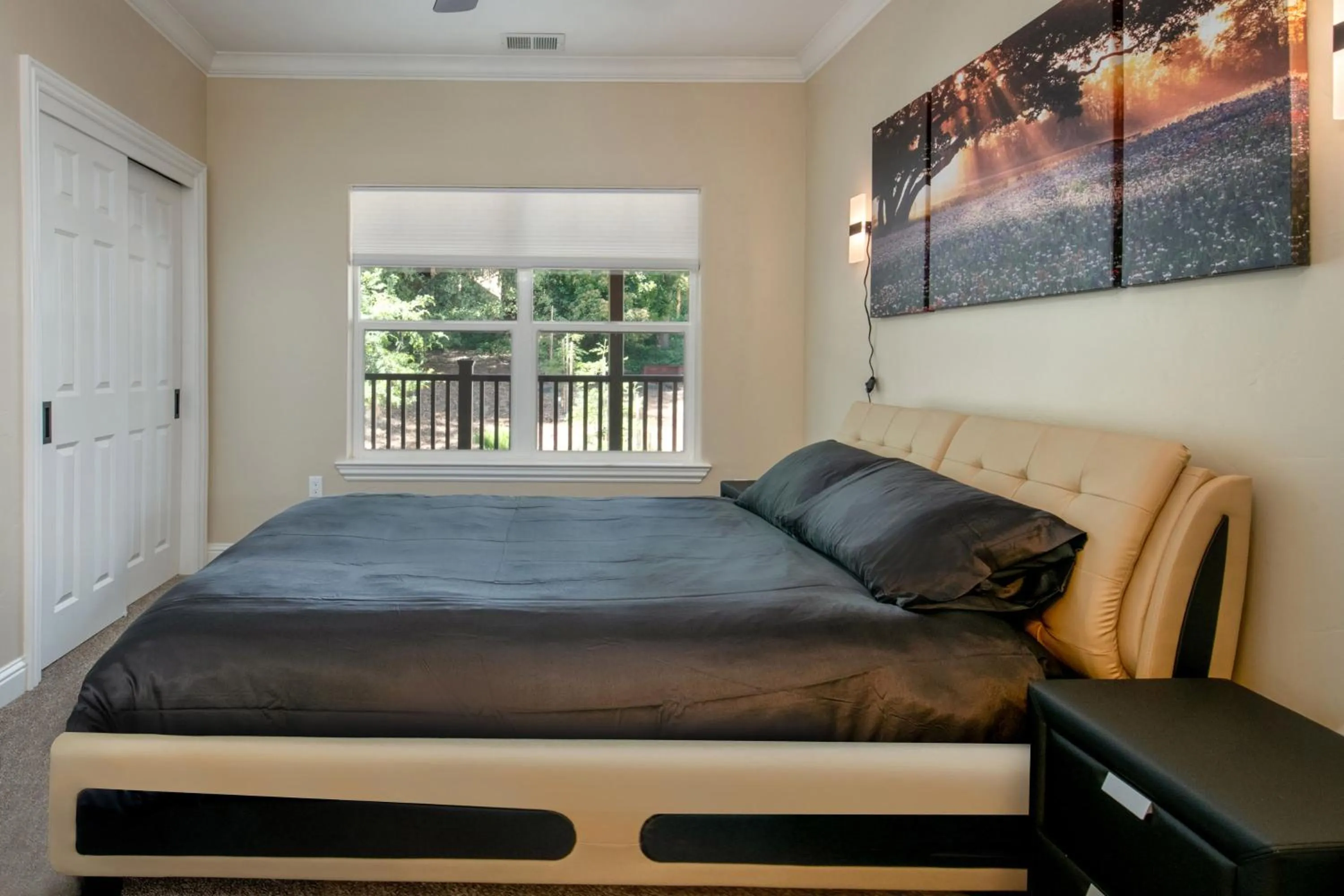 Bed in New Luxury 5BR Cabin in Pine Mountain Lake! 1 Minute to Beach! Massage Chair! Close to Yosemite! Perfect for Retreats and Escapes All Seasons!