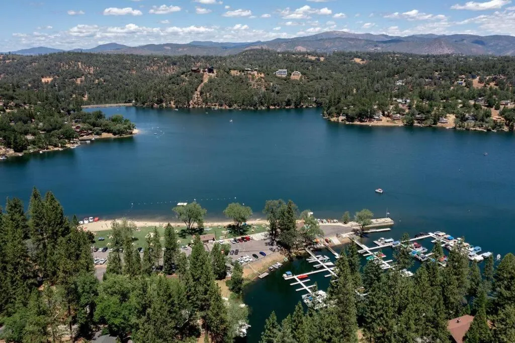 New Luxury 5BR Cabin in Pine Mountain Lake! 1 Minute to Beach! Massage Chair! Close to Yosemite! Perfect for Retreats and Escapes All Seasons!