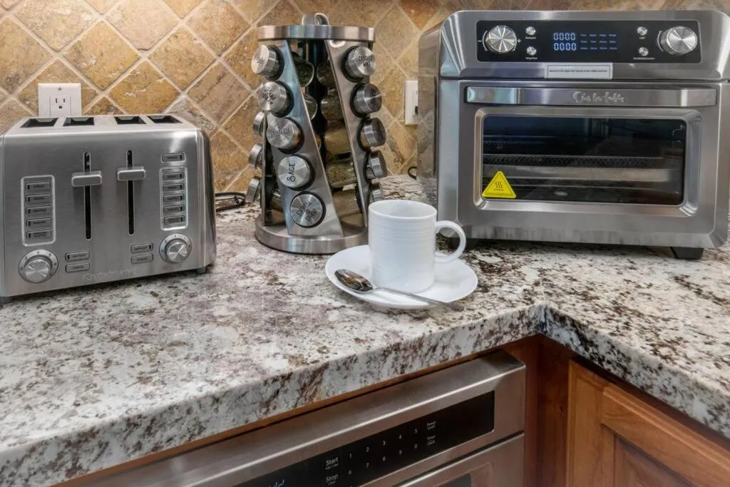 New Luxury 5BR Cabin in Pine Mountain Lake! 1 Minute to Beach! Massage Chair! Close to Yosemite! Perfect for Retreats and Escapes All Seasons!