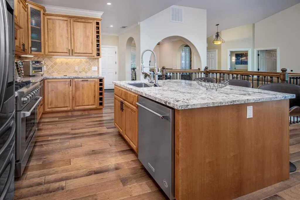 New Luxury 5BR Cabin in Pine Mountain Lake! 1 Minute to Beach! Massage Chair! Close to Yosemite! Perfect for Retreats and Escapes All Seasons!